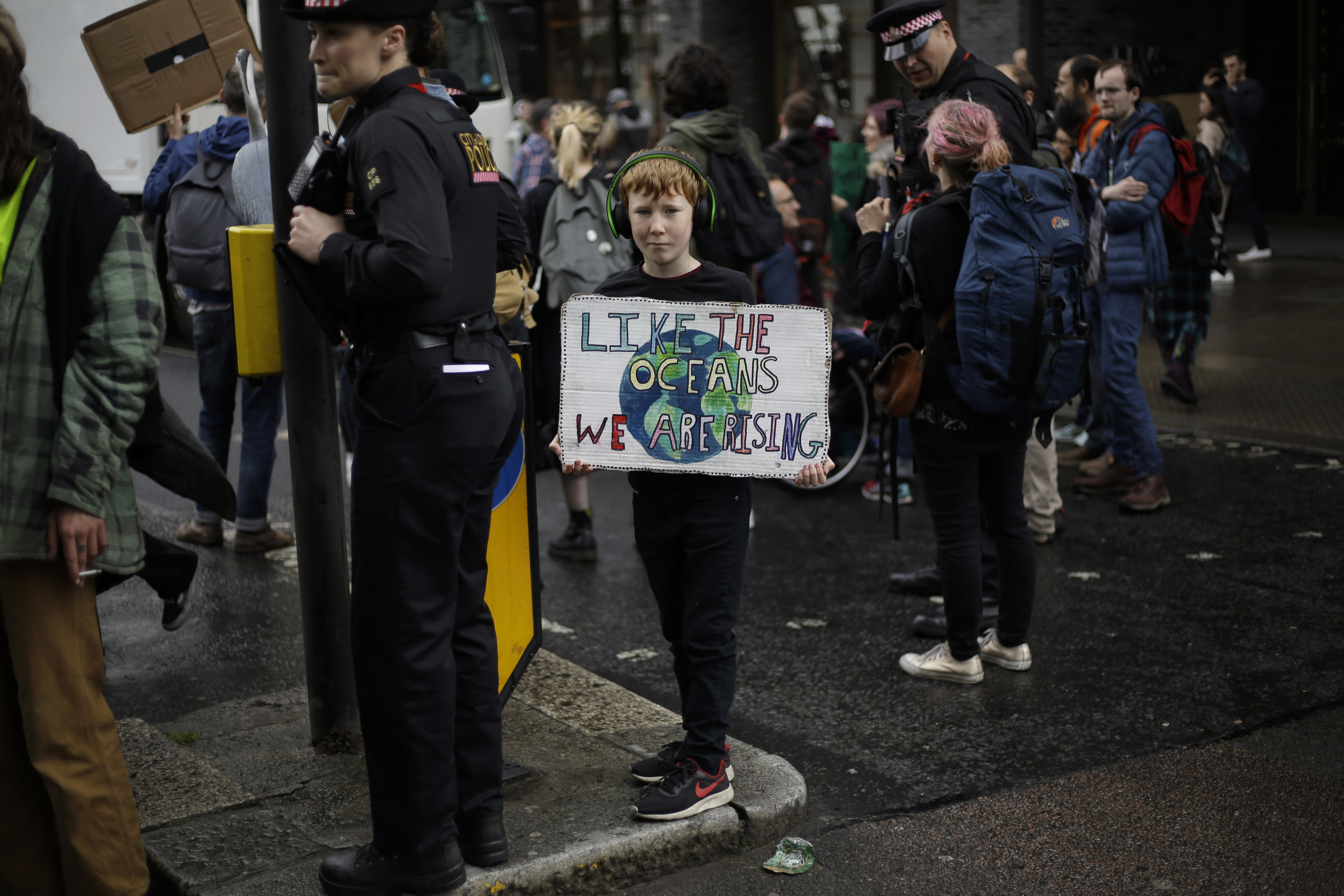 Odaragasztották magukat a londoni tőzsde épületéhez a radikális brit környezetvédők