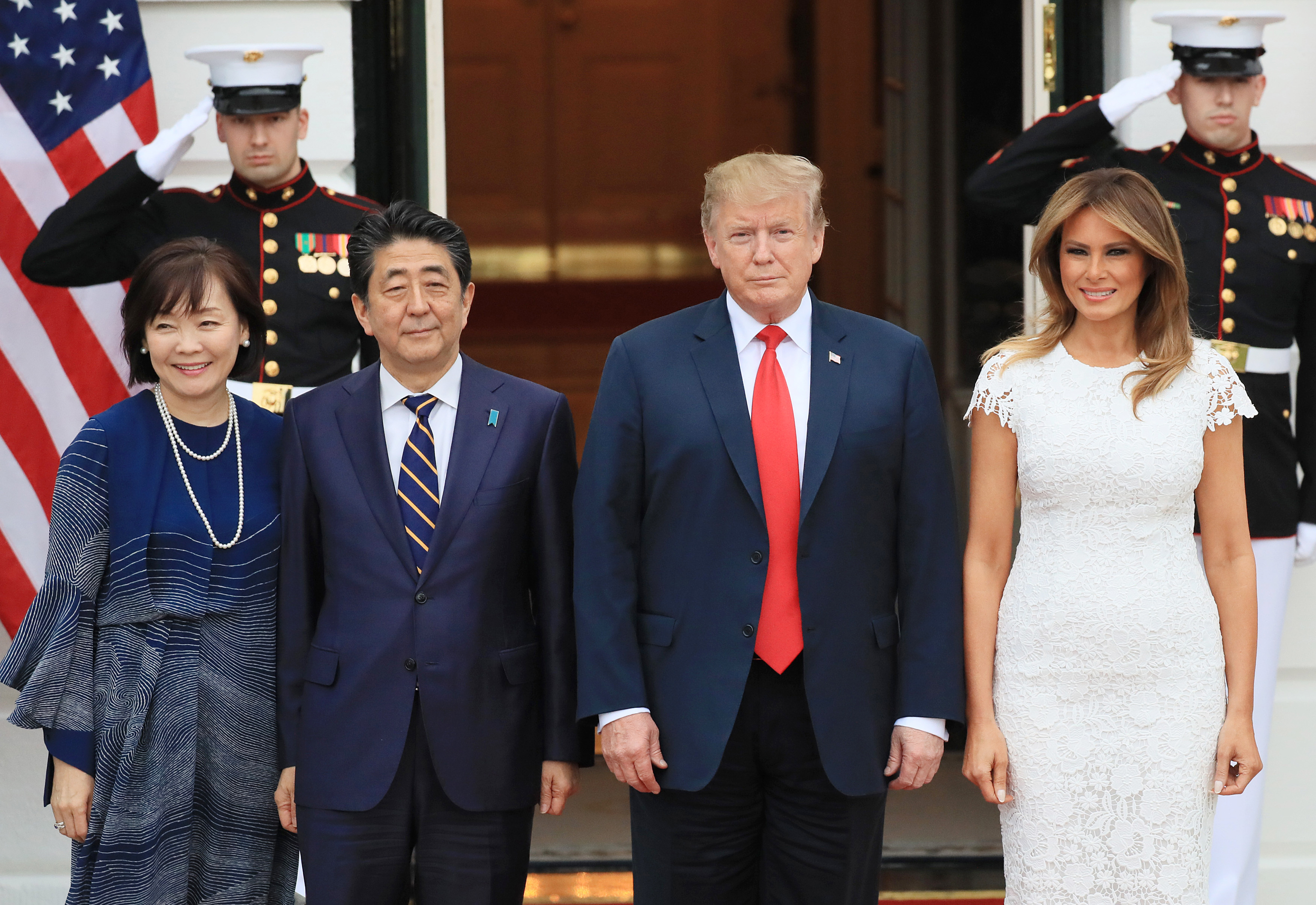 „Nagyszerű a kapcsolatom Kim Dzsong Unnal” - vagánykodott Trump a japán miniszterelnöknek