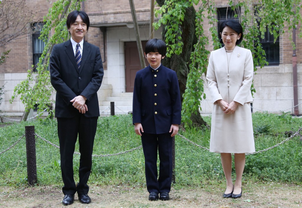 Késeket rejtettek egy japán herceg iskolai padja mellé