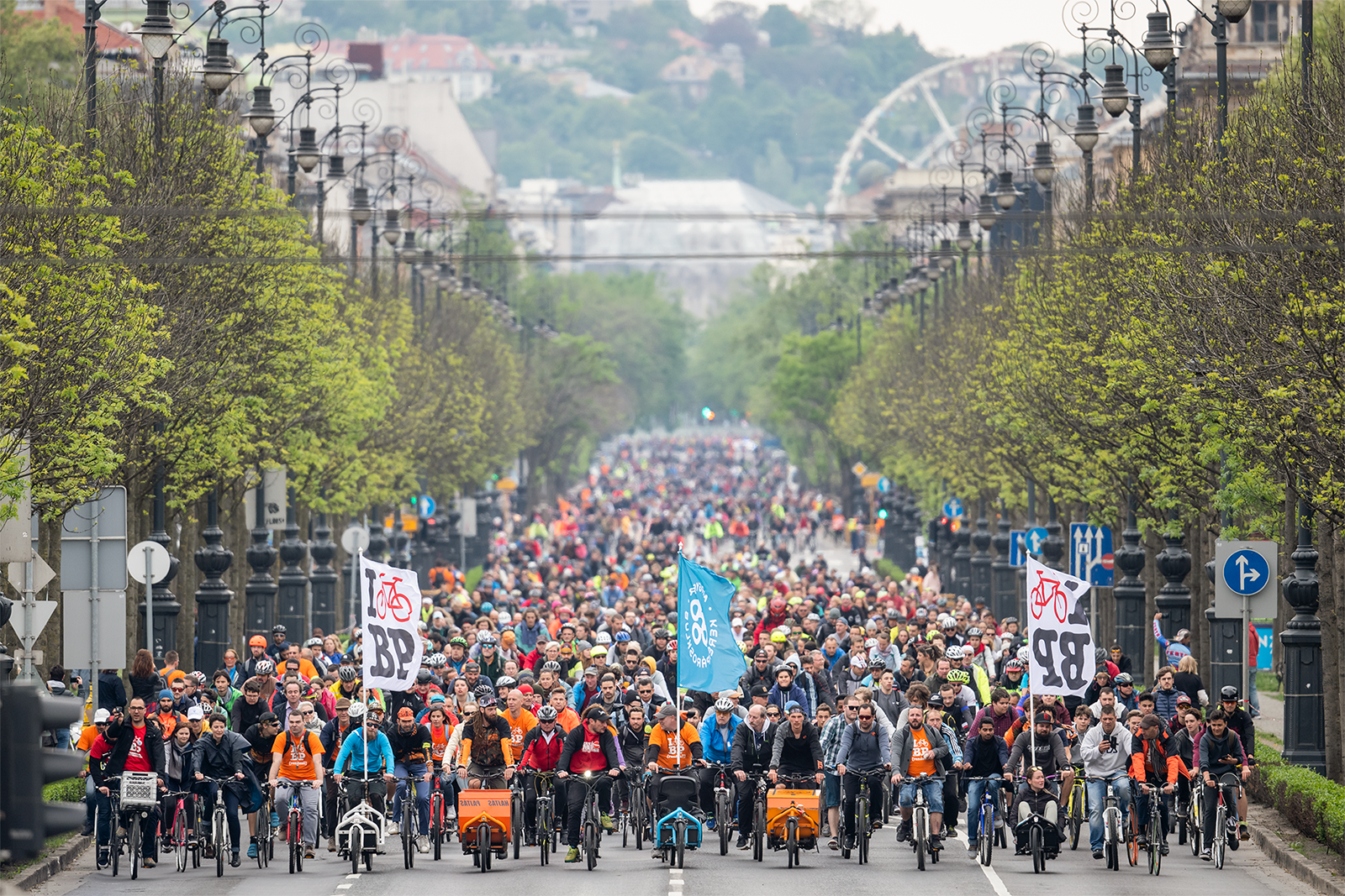 Tízezren tekertek az esőben a biciklibarát Budapestért