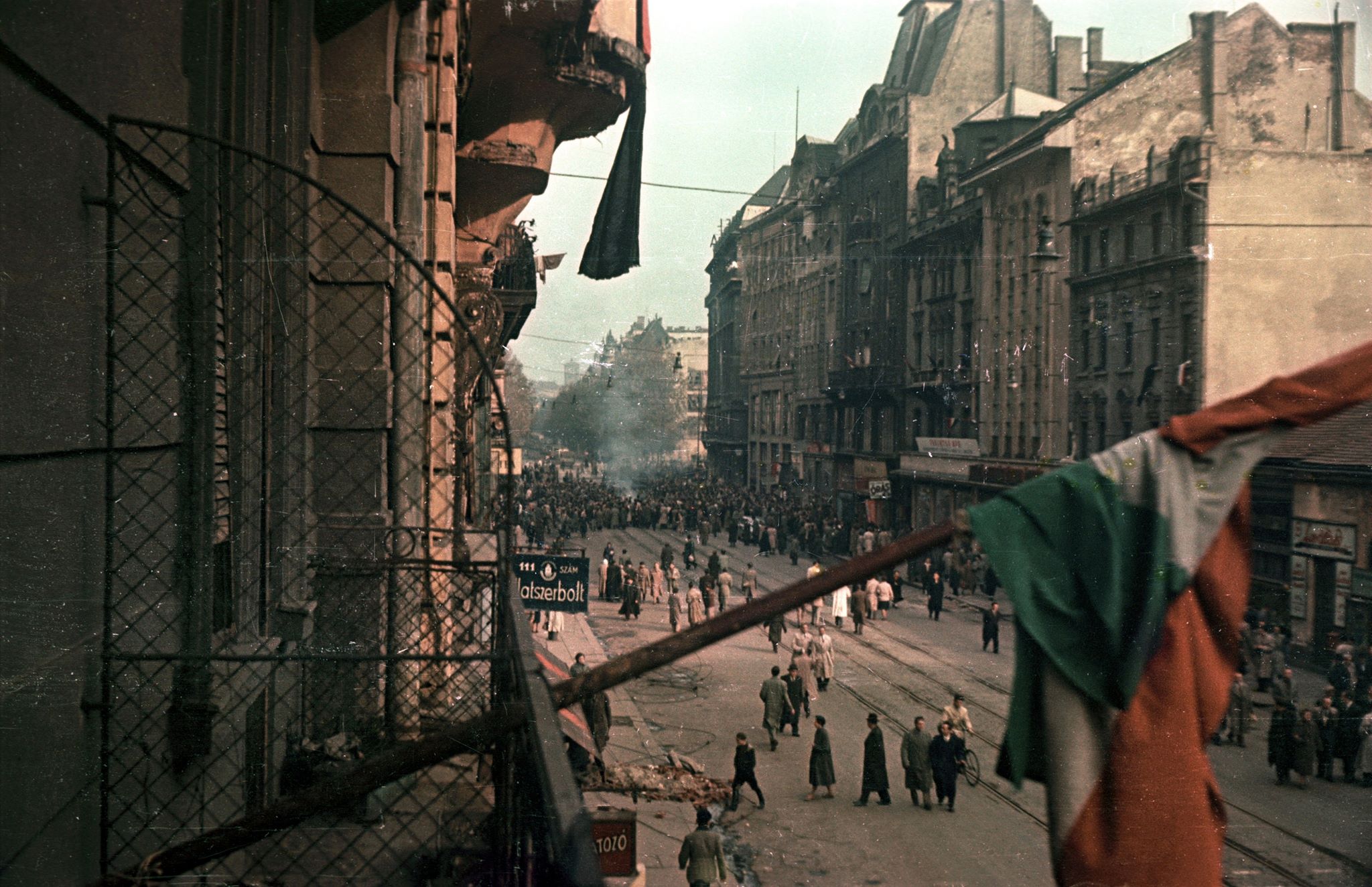 Majd ugyanonnan egy újabb fotó, mintegy két és fél évvel később, az 1956-os forradalom idején.