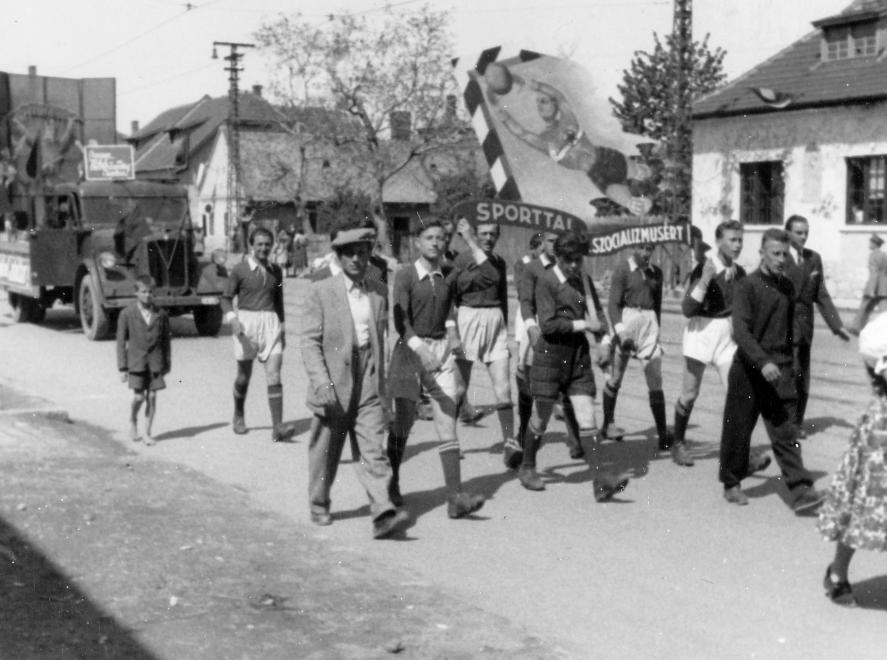 1953. május 1., Miskolc. Sporttal a szocializmusért, szocialista sporttal a békéért.