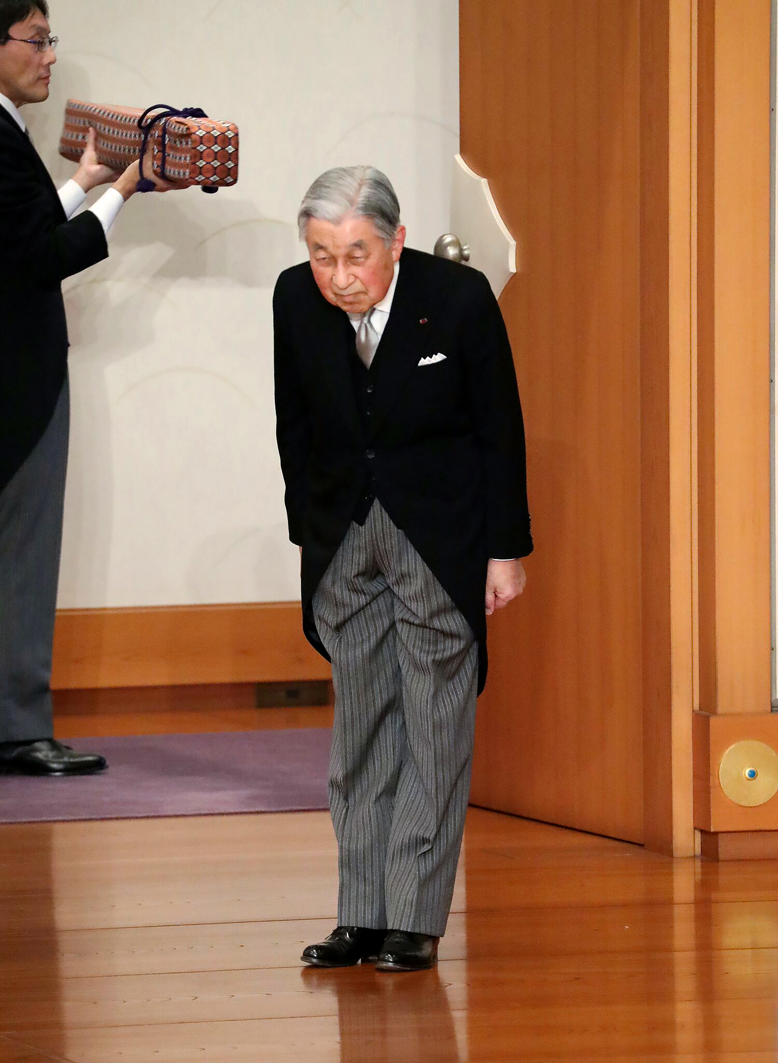 Távozott a trónról Akihito japán császár