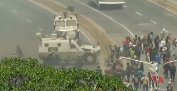 A tüntetők közé hajtott a hadsereg páncélosa Venezuelában