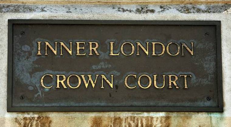 Savval öntötte le a saját arcát egy csaló egy londoni bíróságon, miközben éppen elítélték