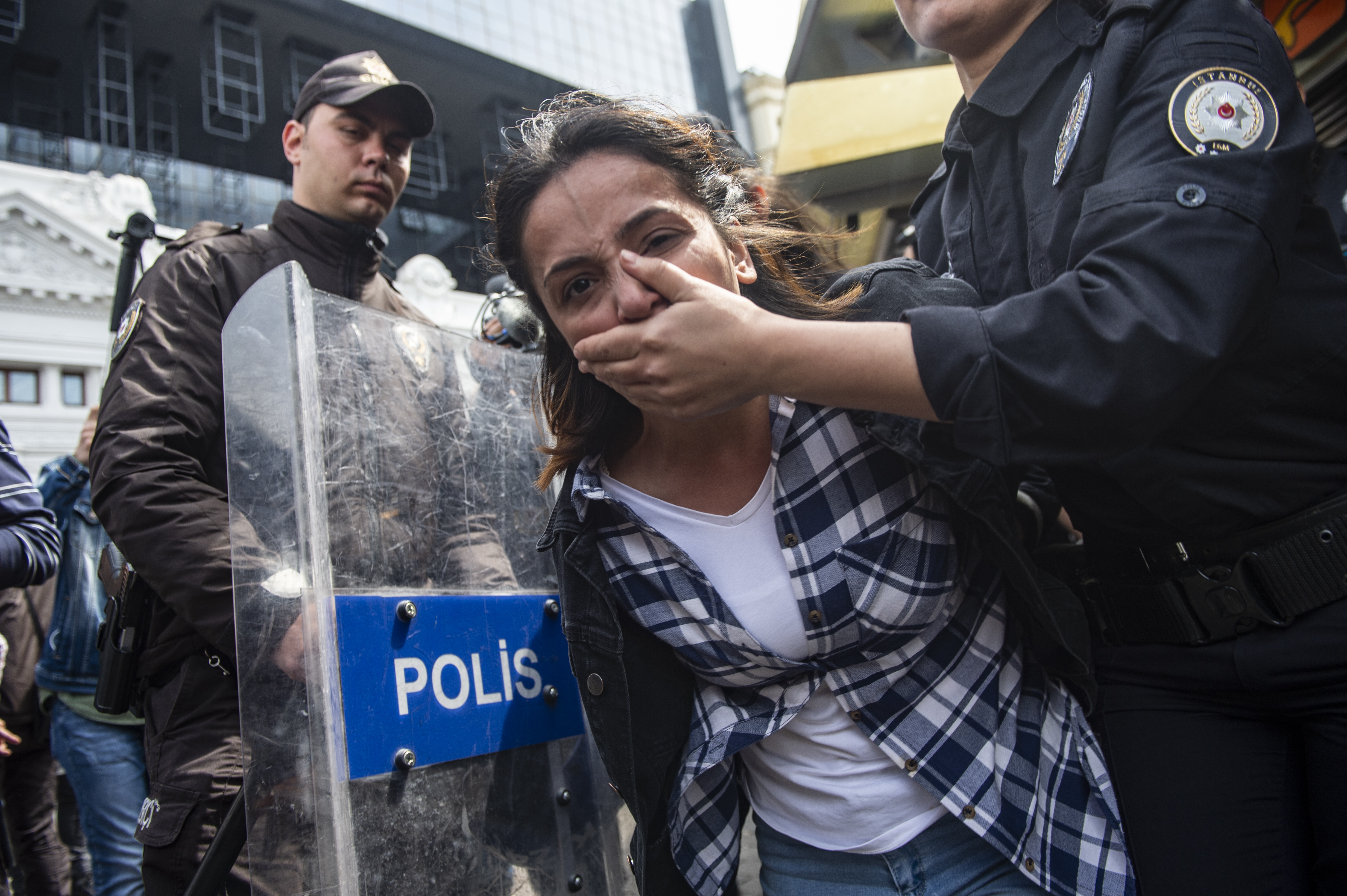 Több mint száz tüntetőt vettek őrizetbe Isztambulban