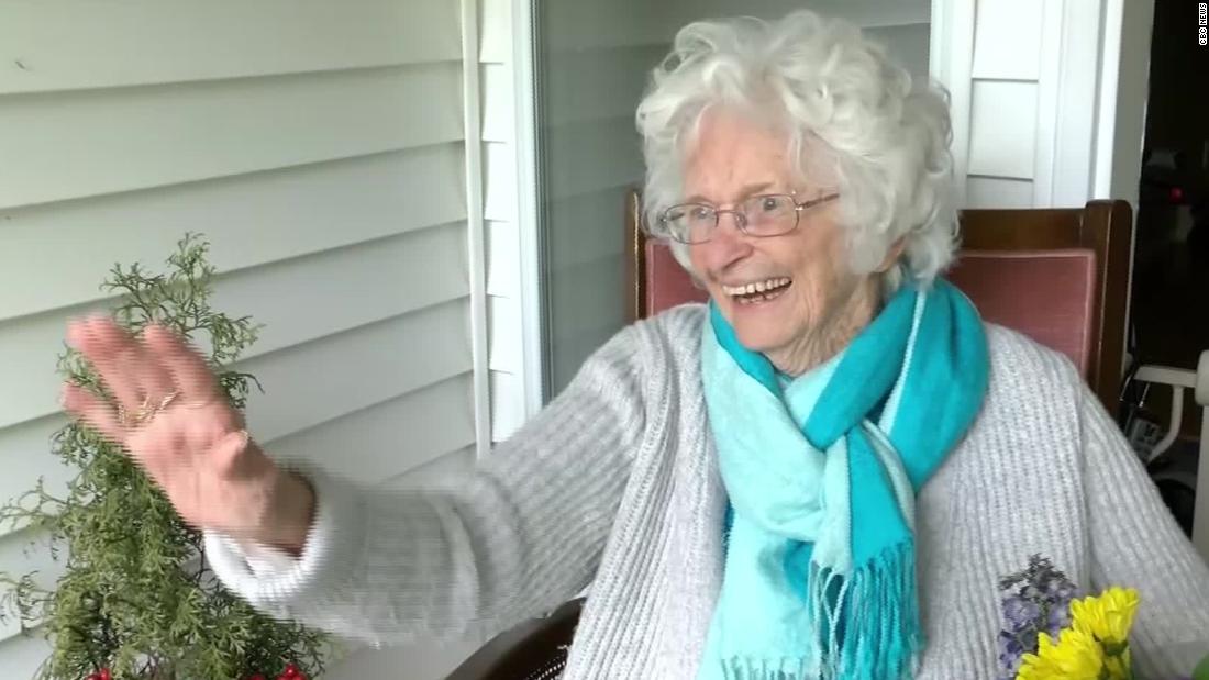 Egy kanadai nagymama minden reggel integetett a háza előtt elhaladó iskolásoknak, most négyszáz diák ment elbúcsúzni tőle