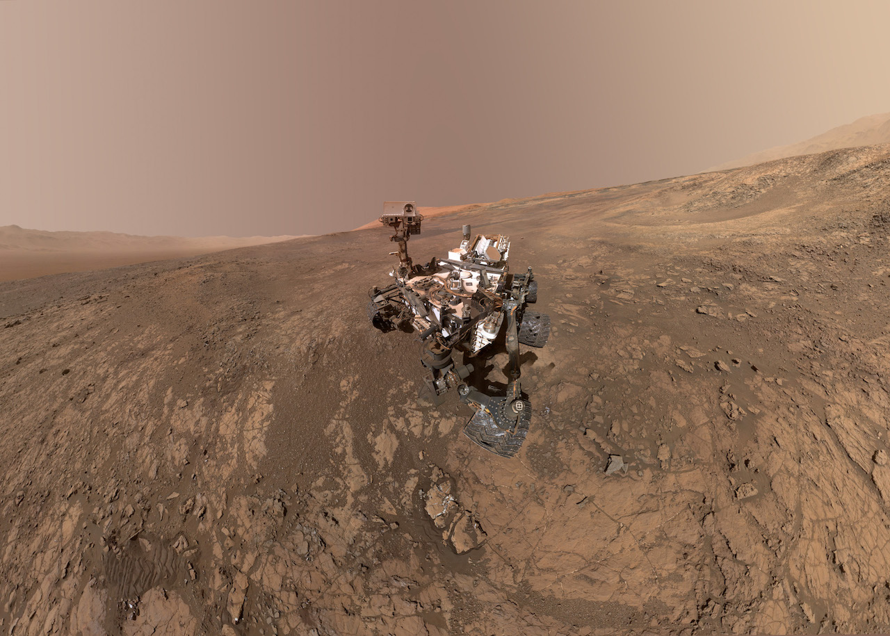 A címlapi képen a Curiosity robotkari kamerája által 2018 elején készített selfie látható.