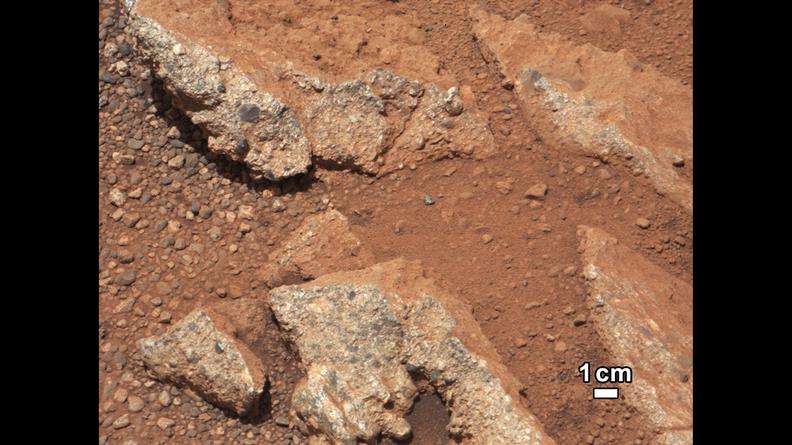 Víz által formált kavicsokat tartalmazó kőzetek a Curiosity 2012. szeptemberi felvételén.