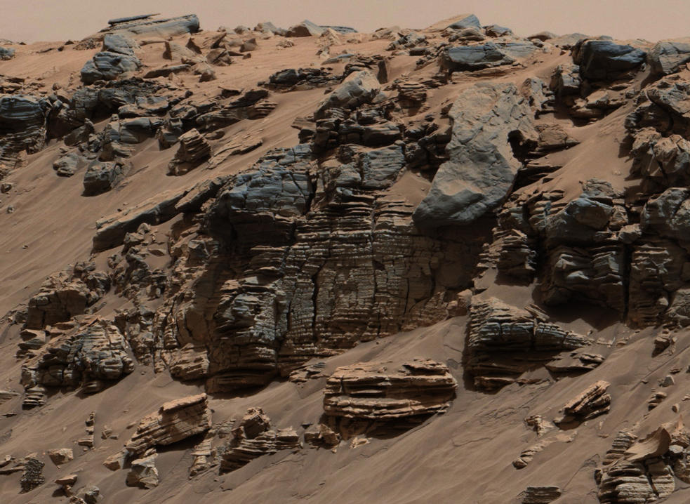 Tavi üledékes rétegeket tartalmazó szikla a Curiosity 2014. augusztusi felvételén.