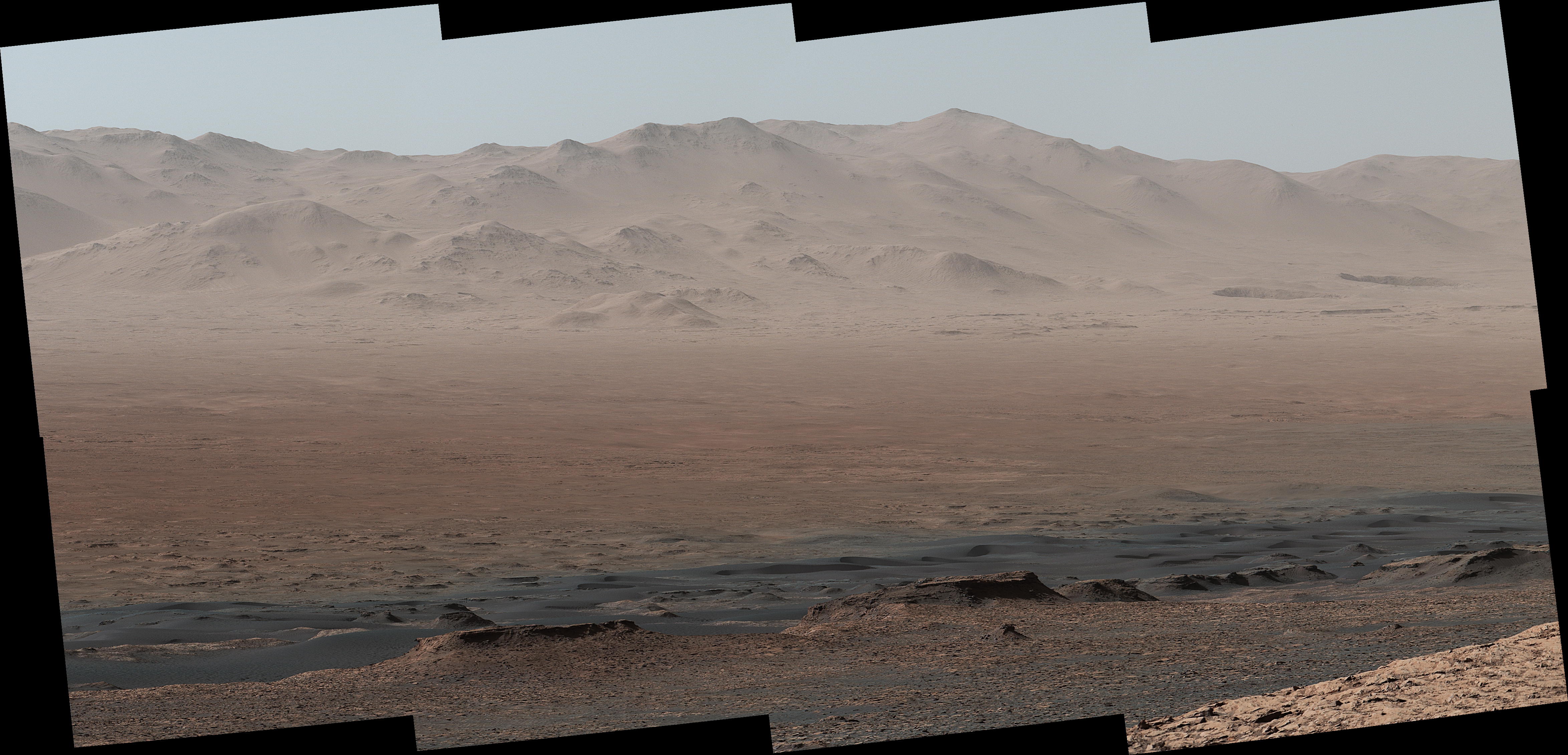 A Gale kráterfala a Curiosity 2017 végi felvételén.