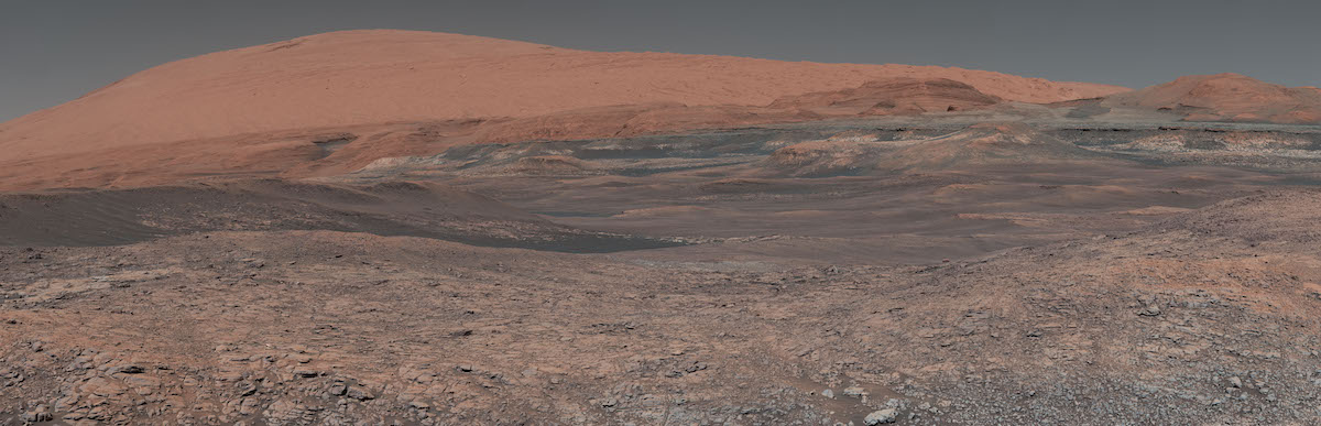 A 2018. januárjában készített kép közepén a Mt. Sharp (Aeolis Mons) agyagos kőzetrétegei találhatók, melyeket jelenleg vizsgál a marsjáró.