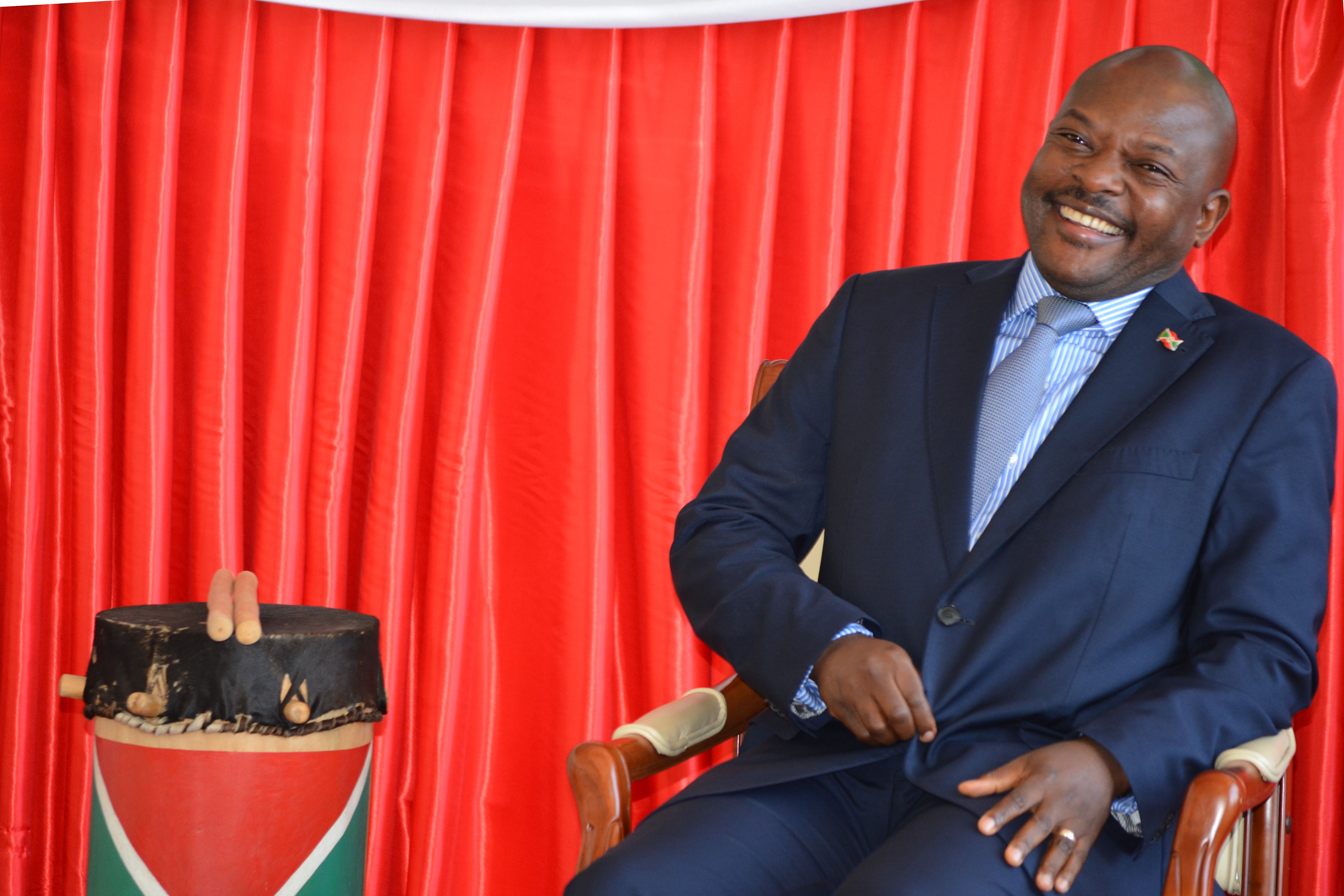 12 éves lányát díjazta pénzjutalommal a munka ünnepén Burundi elnöke 