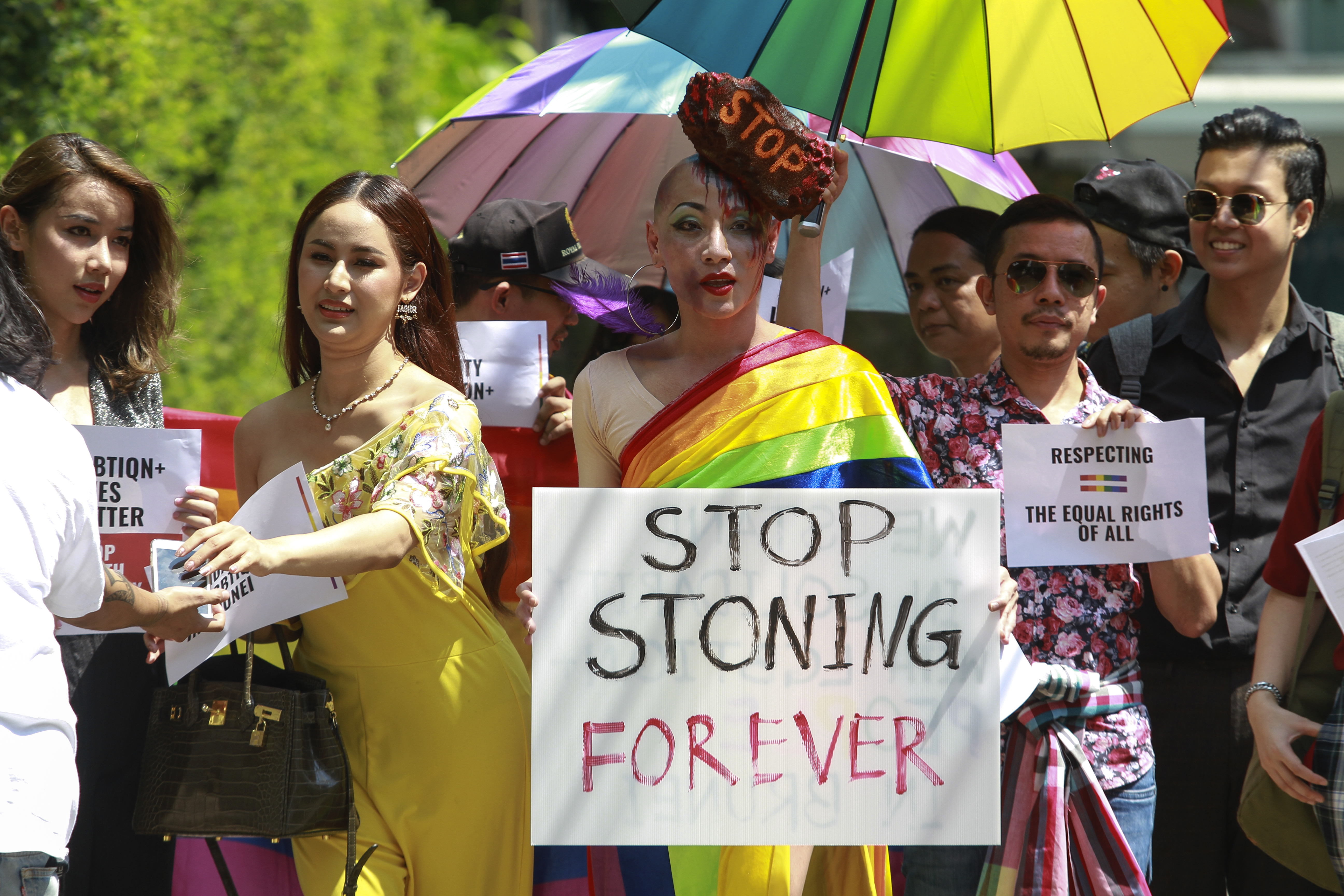 Meghátrált a brunei szultán, mégsem kövezhetik halálra a homoszexualitáson kapott embereket