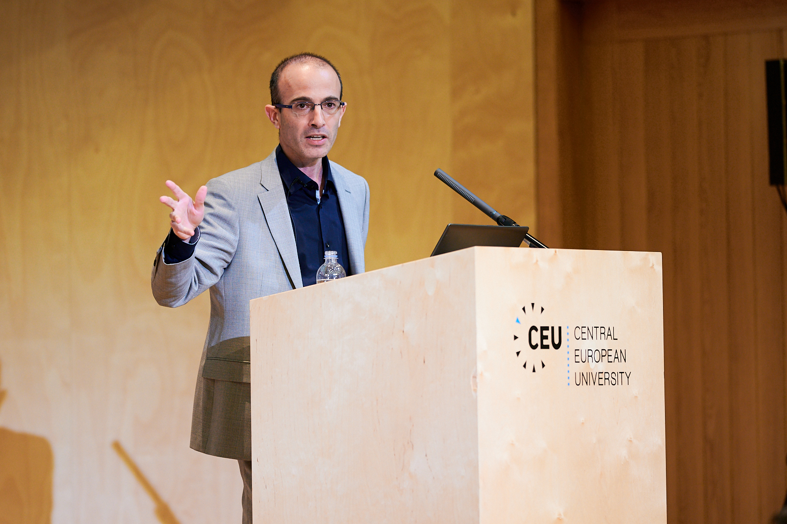 Harari a CEU-n: Rá kell venni a politikusokat, hogy a legfontosabb problémákkal foglalkozzanak