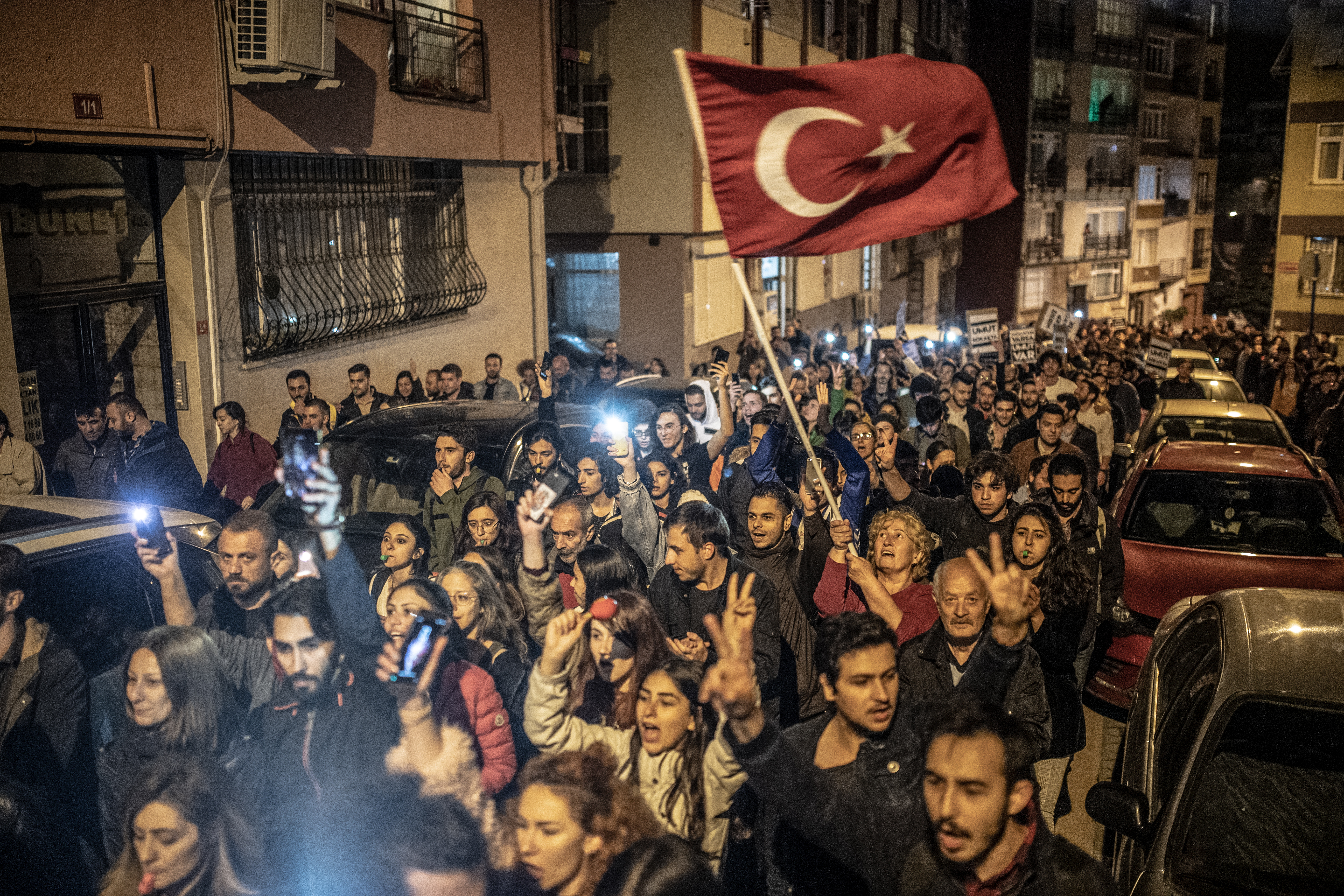 Ellenzéki tüntetők Isztambul utcáin május 8-án.