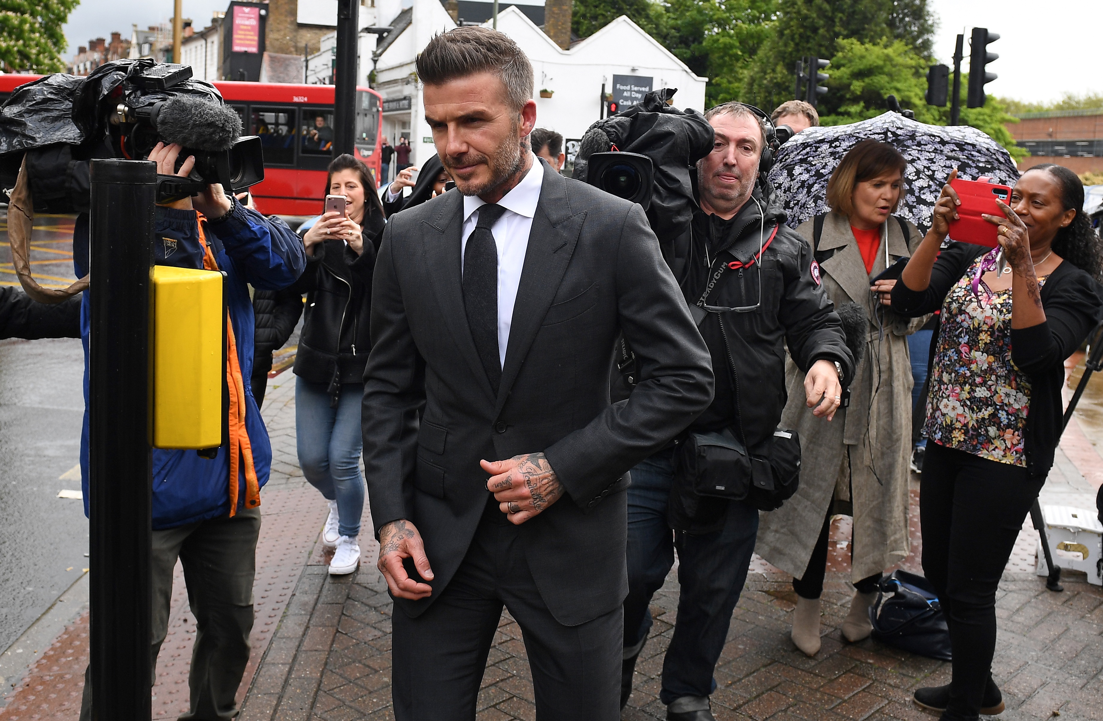 Hat hónapra bevonták David Beckham jogosítványát, mert mobilozott vezetés közben