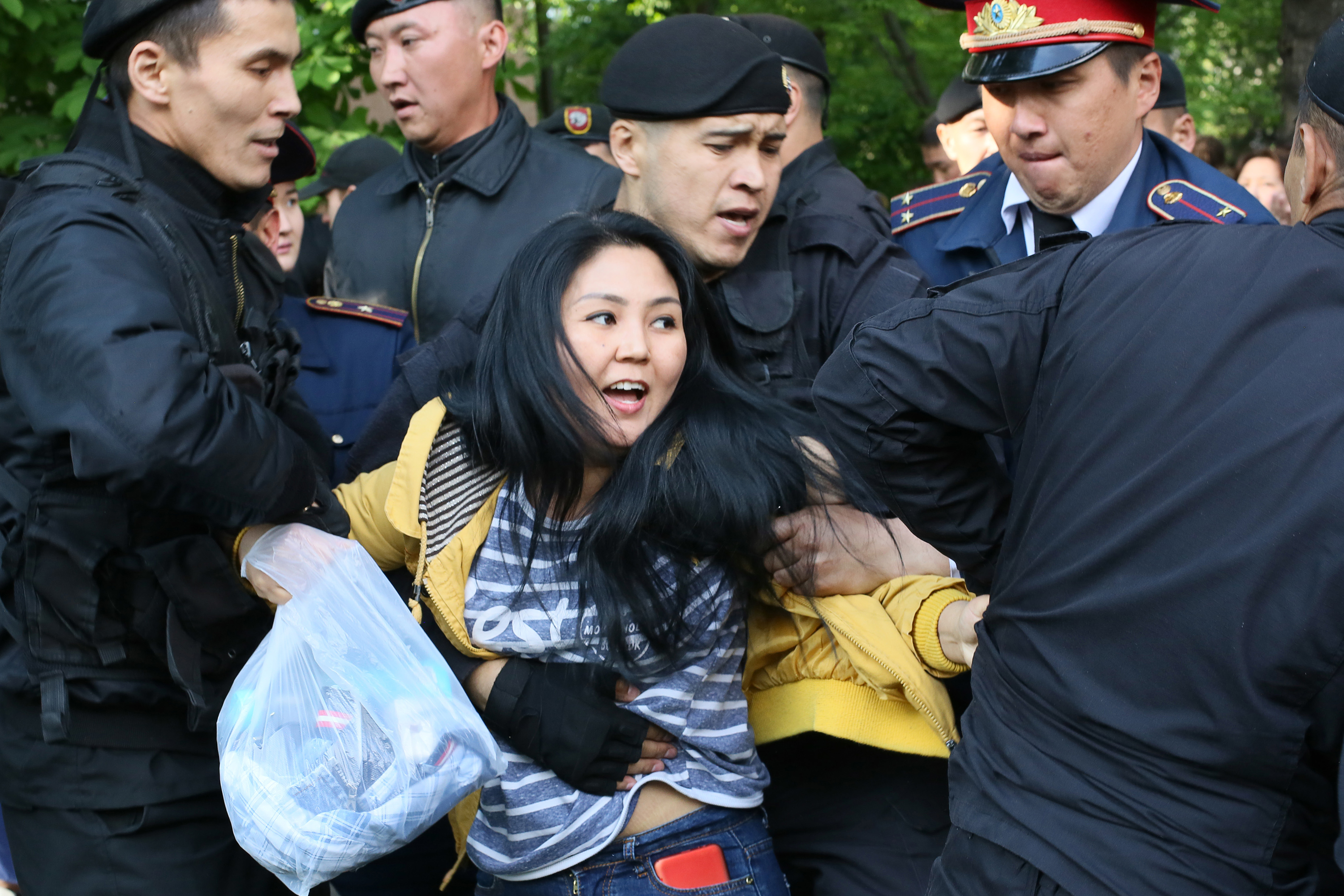 Ситуация в казахстане сегодня последние новости. Женщины полицейские Казахстана. Протесты в Казахстане. Казашки полиции. Казахстан полиция задержал.