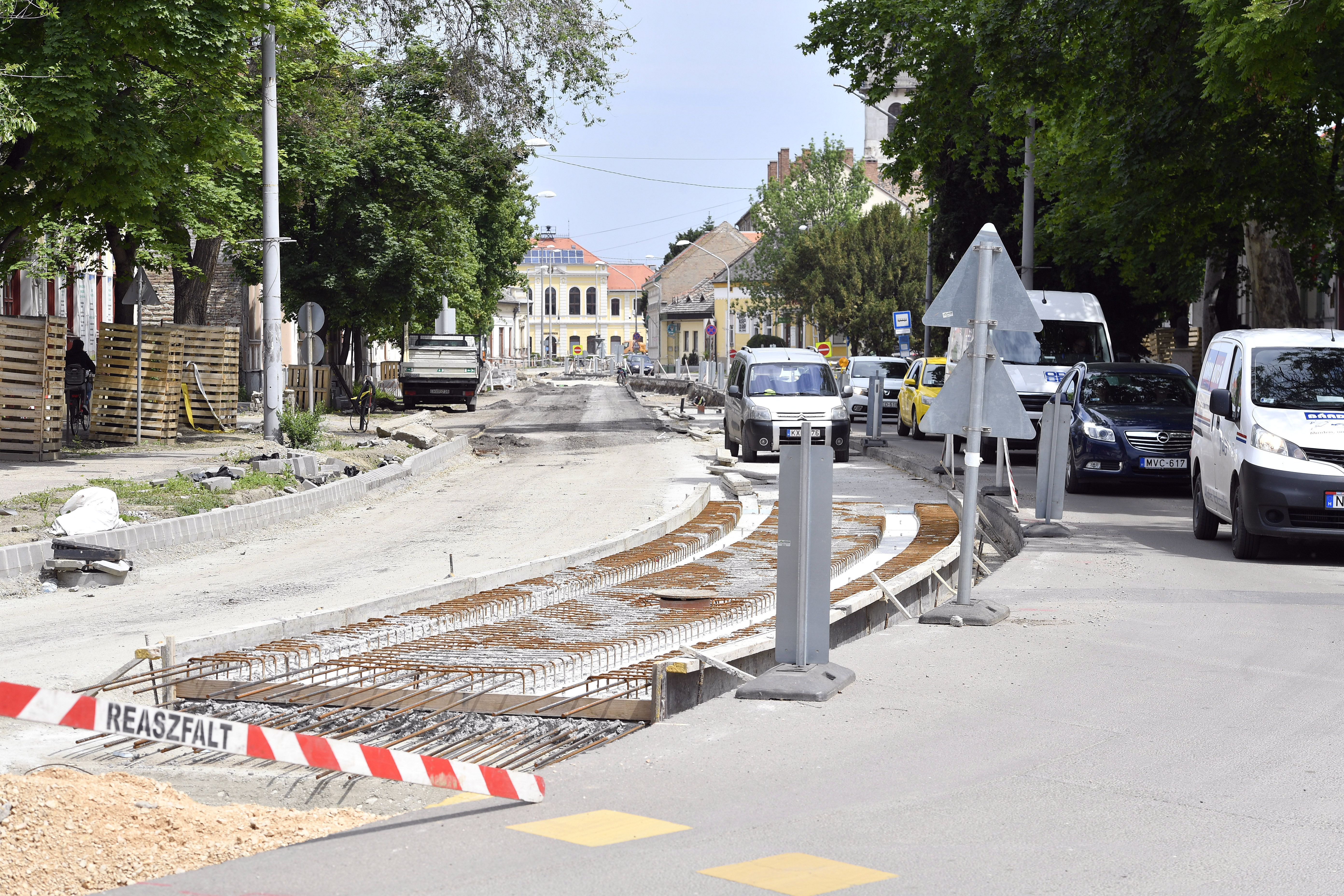 A Szeged és Hódmezővásárhely között épülő tram-train villamosvasút-vonal hódmezővásárhelyi szakasza 2019. május 13-án. A kiépülő villamosvonal és a meglévő vasútvonal összekapcsolásával gyorsabb és kényelmesebb lesz a közösségi közlekedés, ezzel Szeged és Hódmezővásárhely központja között gyors és átszállásmentes kapcsolat jön létre.