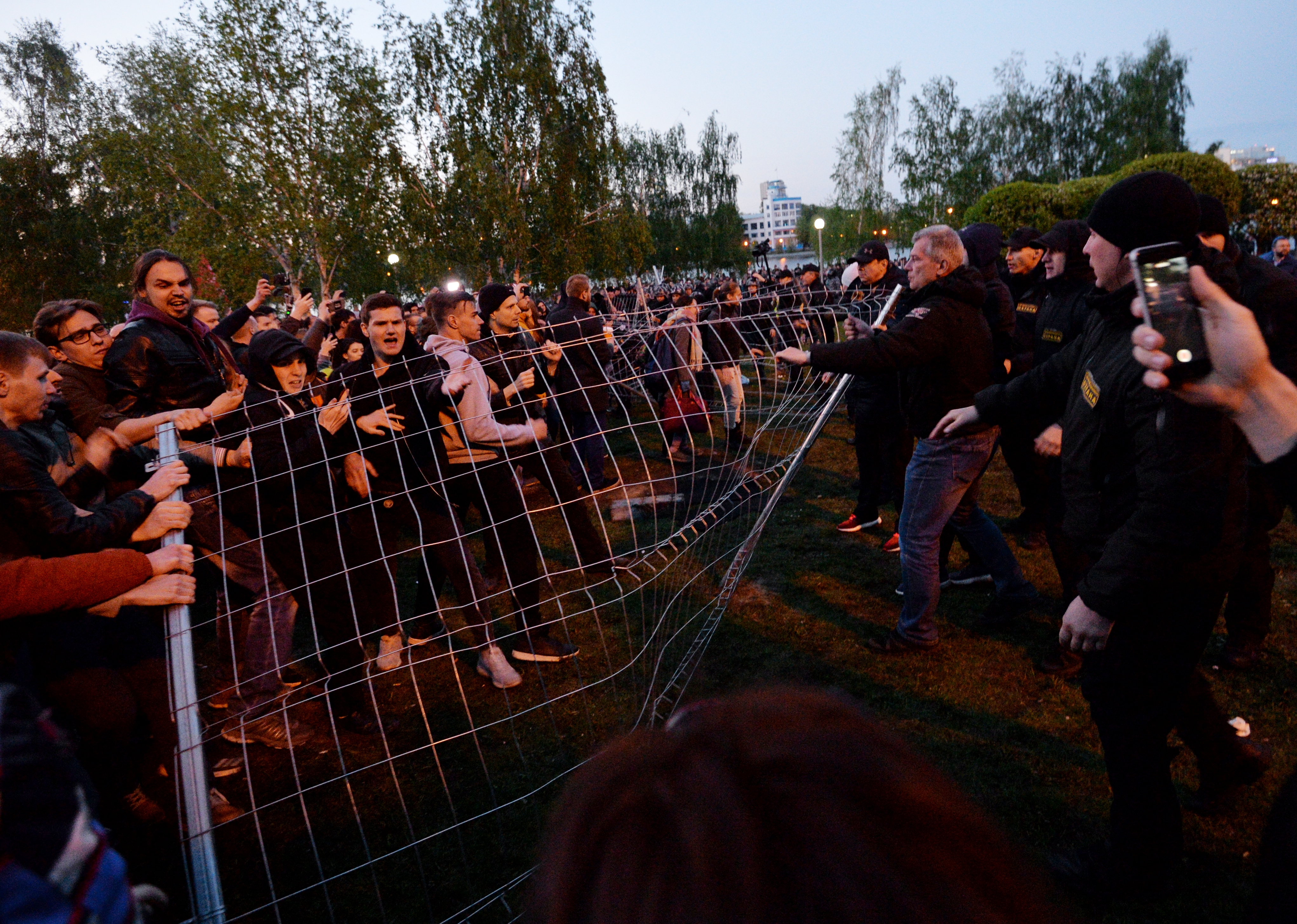 Kétezer tüntető szállt meg egy parkot Jekatyerinburgban