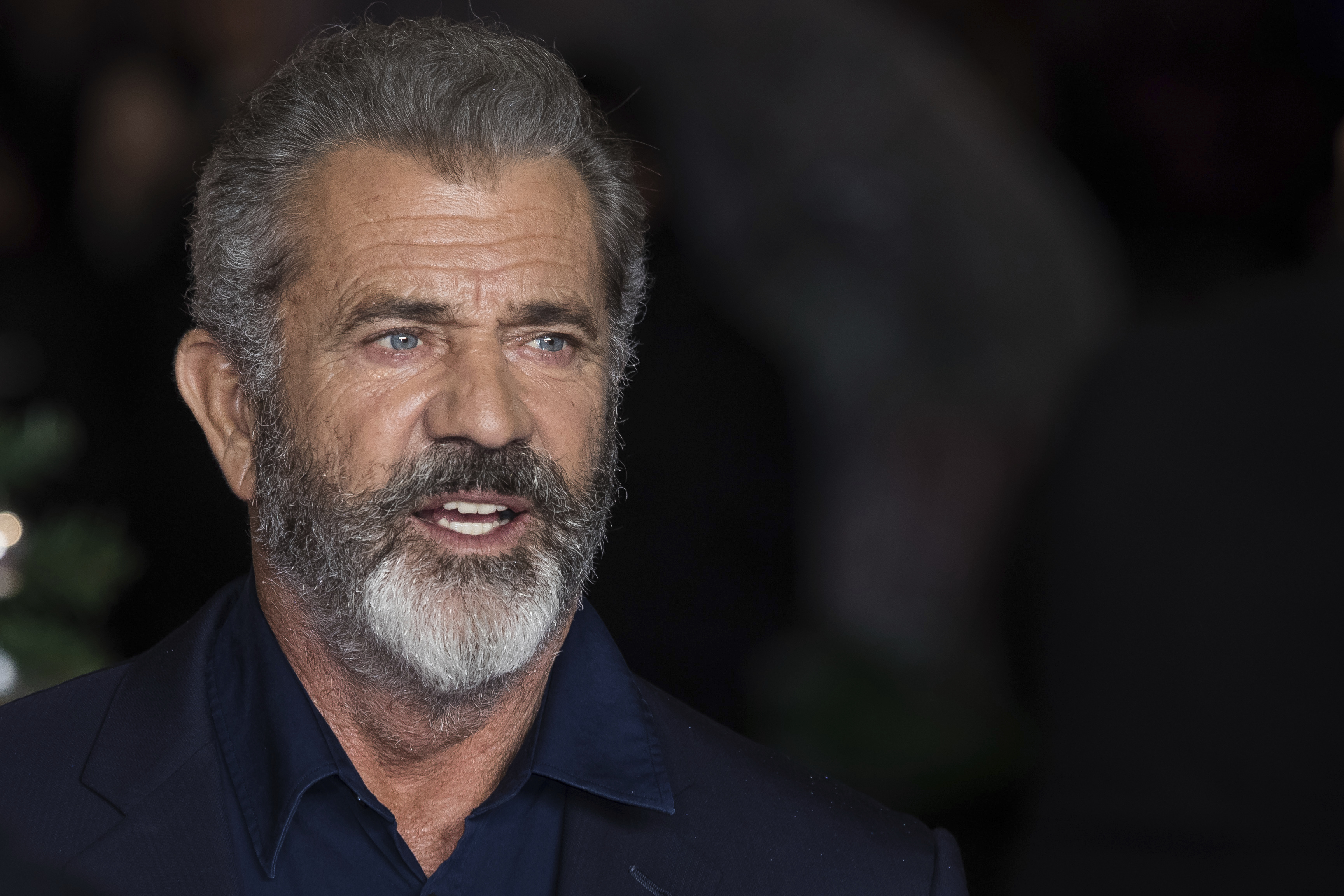 Valakik valamiért jó ötletnek találták Mel Gibsont kiválasztani a Rothchild című film főszerepére