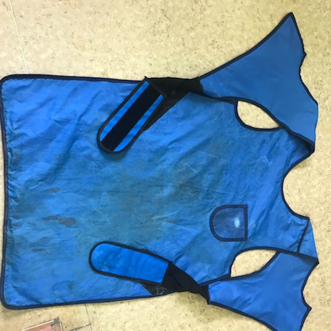 Ólombetétes sugárvédelémi köpeny a Péterfyben. Nem nagyon tűnik tisztának.