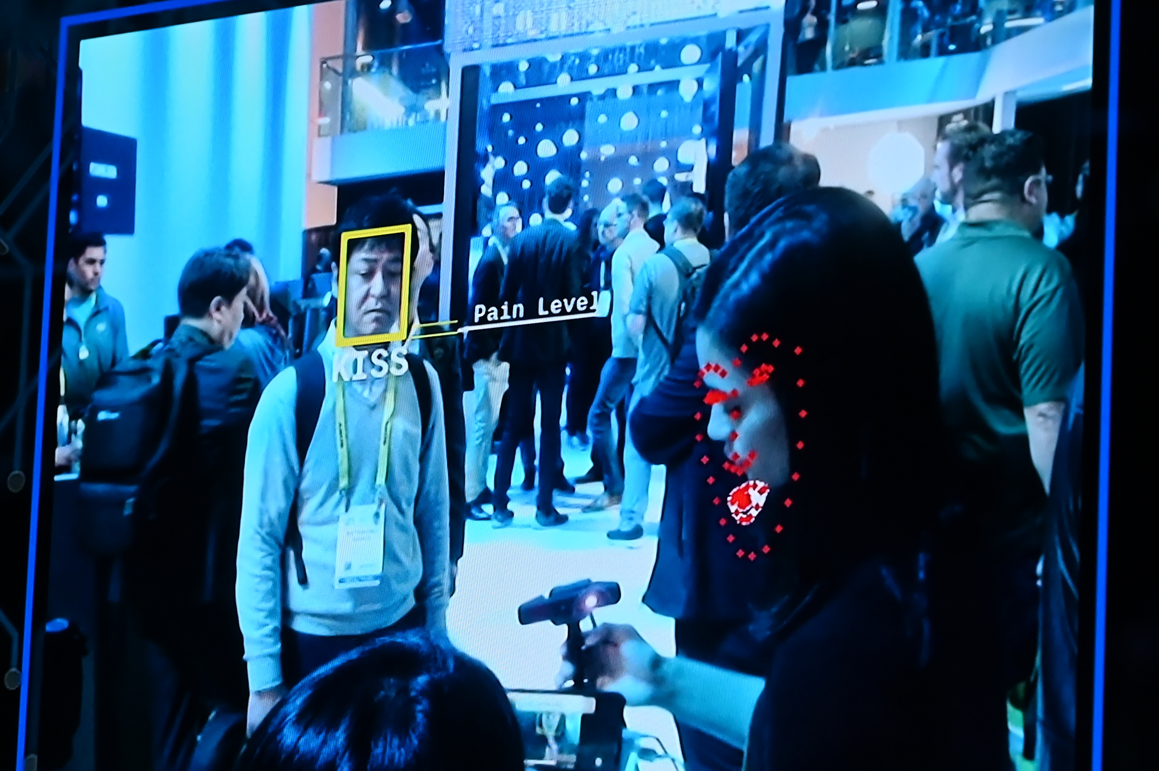 Az Intel arcfelismerő szoftverének bemutatója a 2019-es CES-en