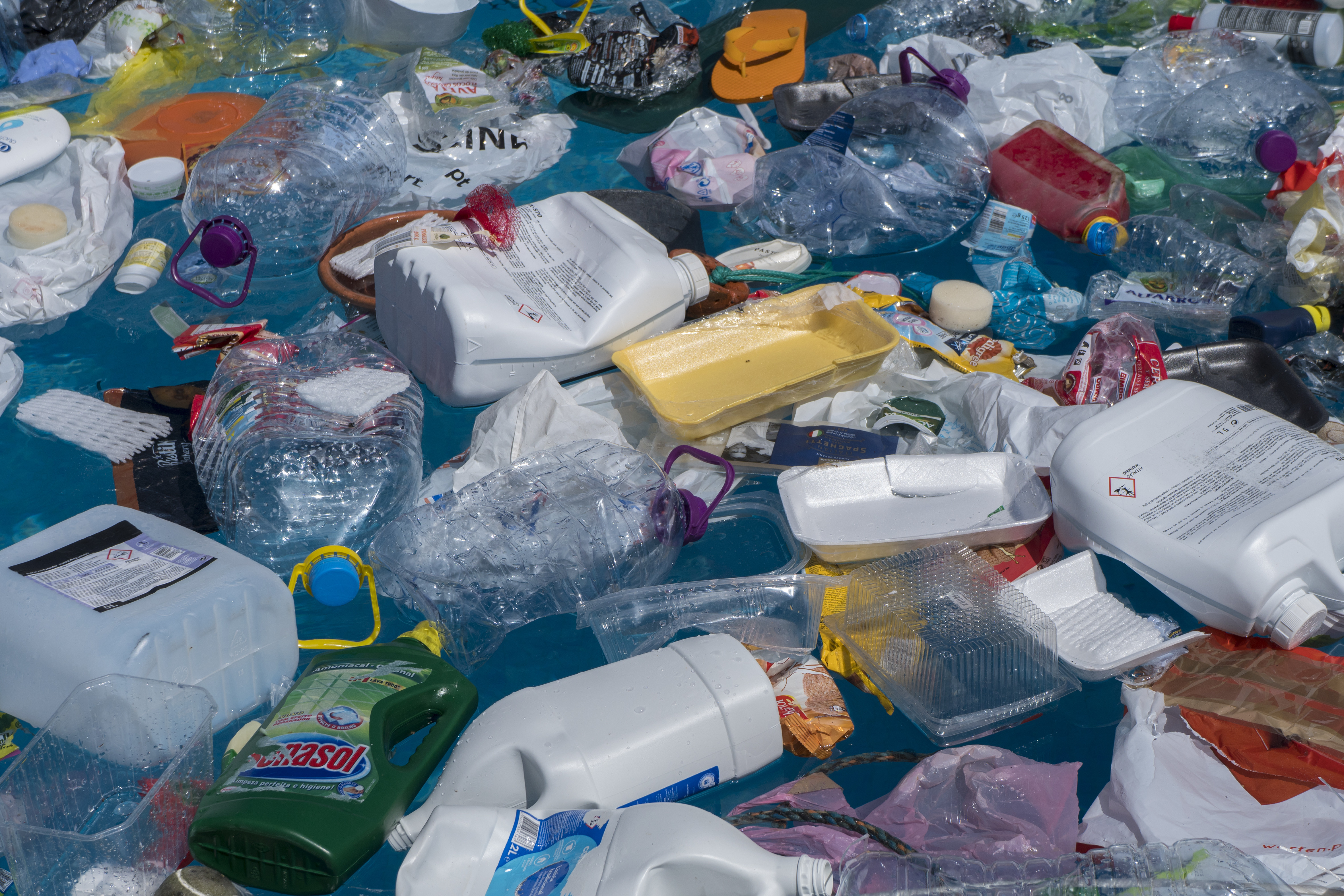 400 millió darabnyi műanyagszemét lephetett el egy apró szigetcsoportot