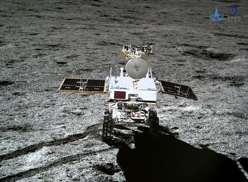 A Yutu-2 holdjáró a Csang'o–4 felvételén.