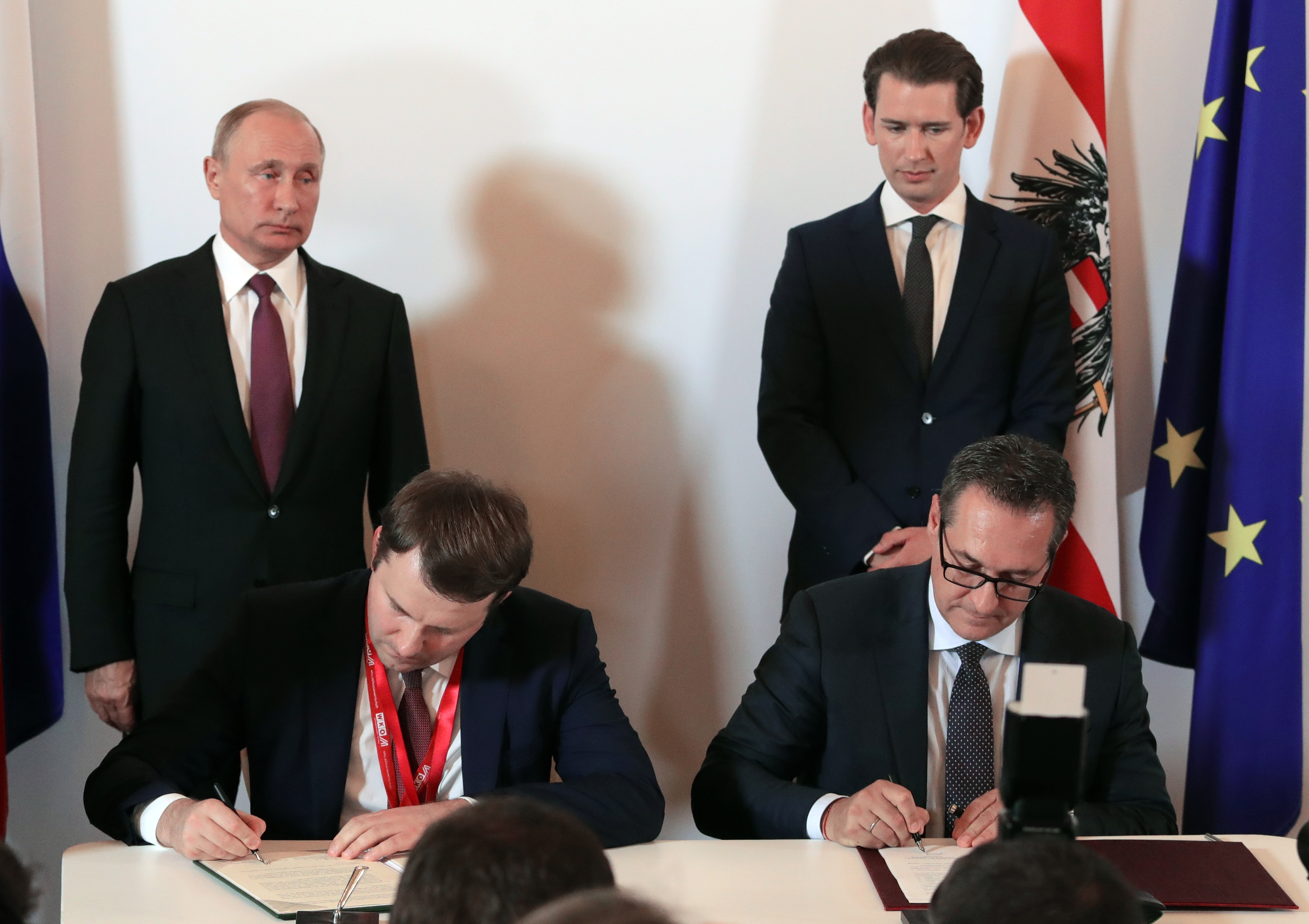 Putyin elnök és Kurz kancellár nézi, ahogy Strache alkancellár aláír, 2018