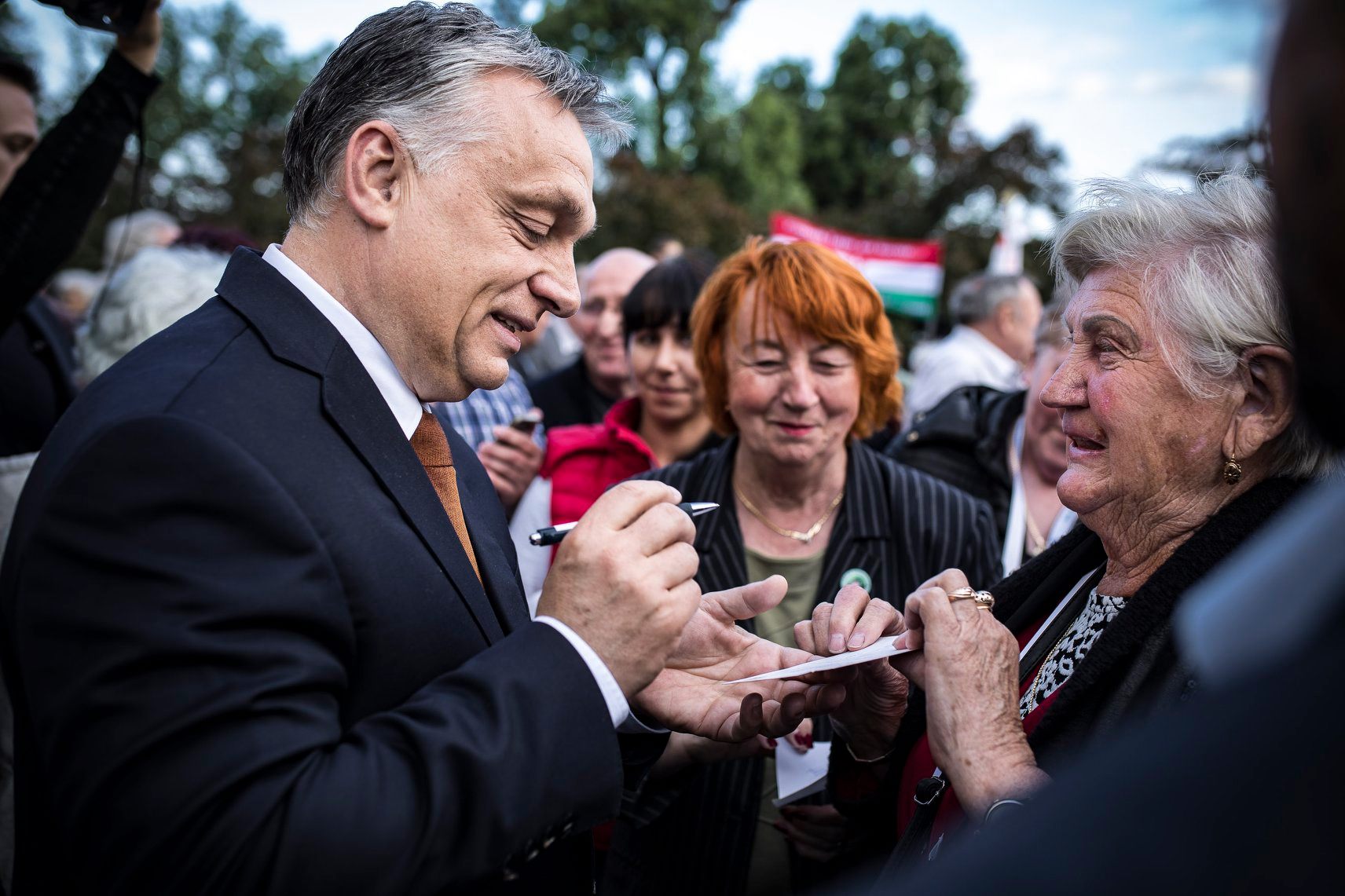 Négyszer kérdezték Orbánt Tiborcz sikereiről, de levegőnek nézte a riportert