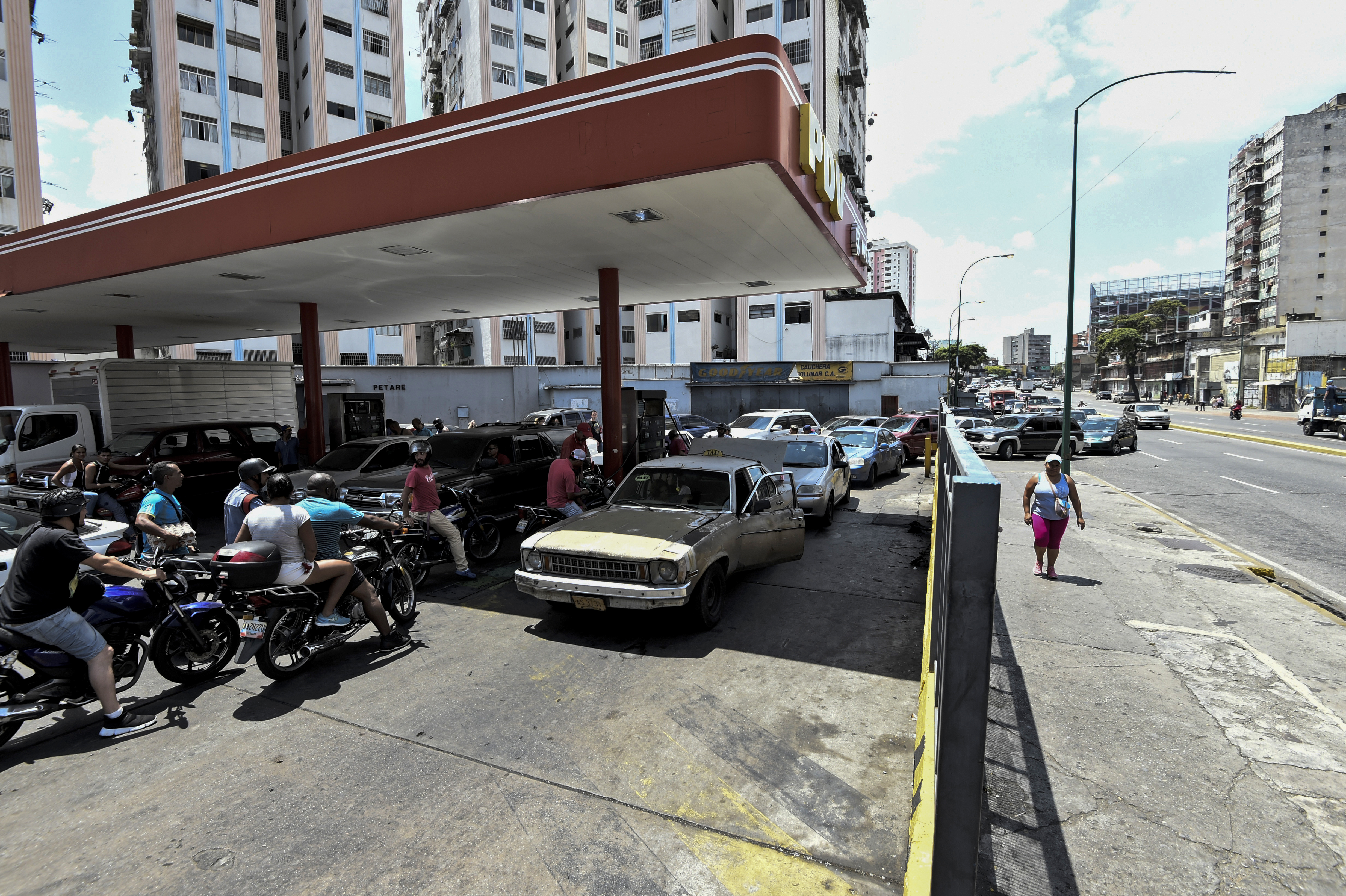 Kilométeres sorok várnak benzinre Venezuelában, a világ olajban leggazdagabb országában