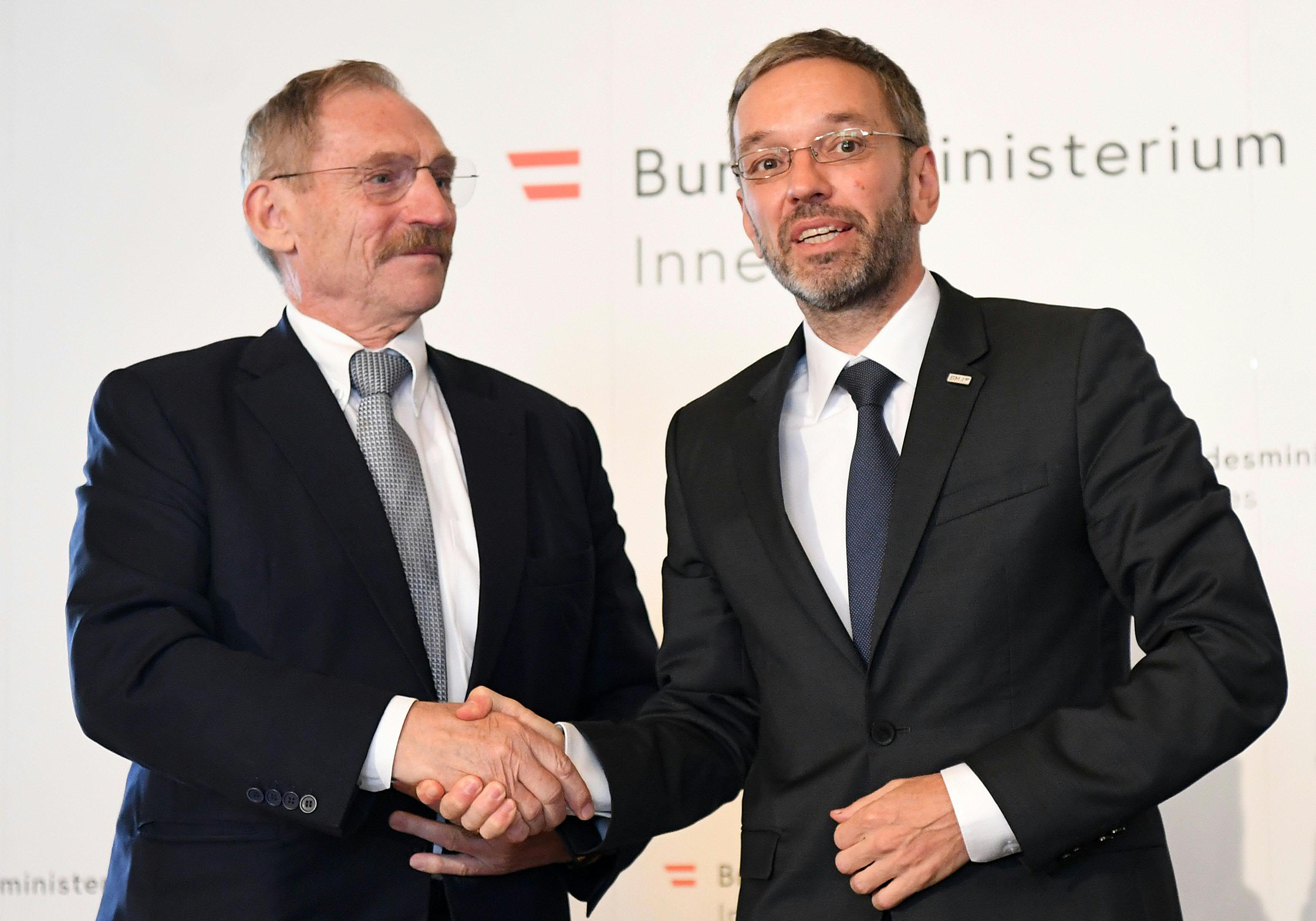 Kurz egyelőre nem váltja le az FPÖ-s belügyminisztert