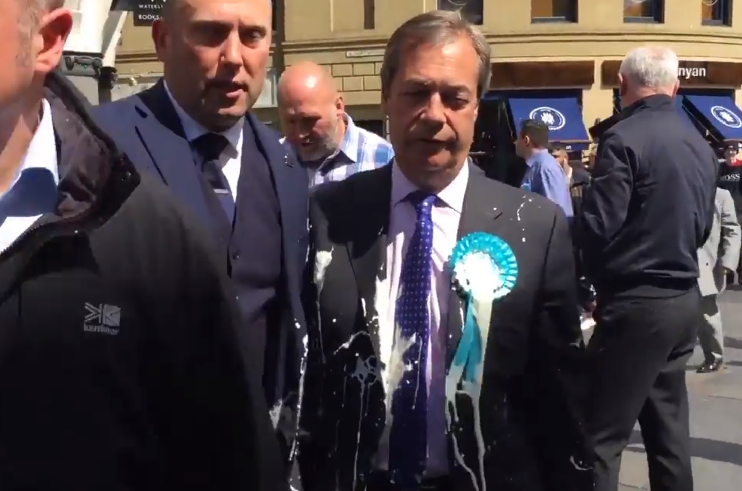 Számítottak rá, a testőrök mégsem tudták megakadályozni, hogy milkshake-kel öntsék le Nigel Farage-t