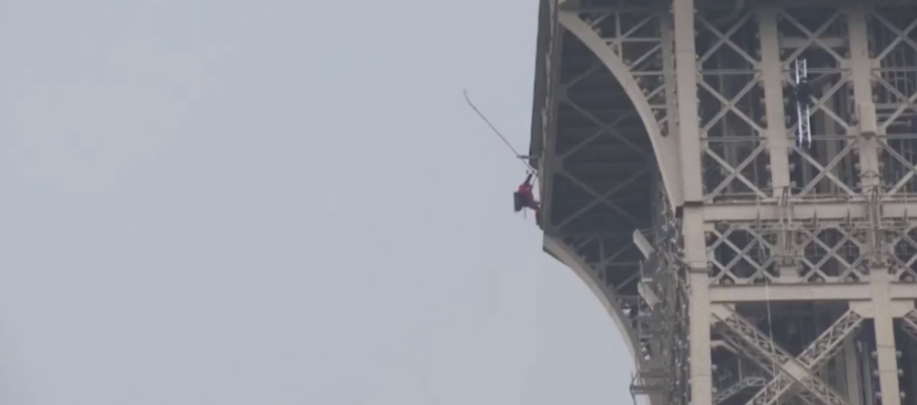 Kiürítették az Eiffel-tornyot, mert valaki felmászott rá