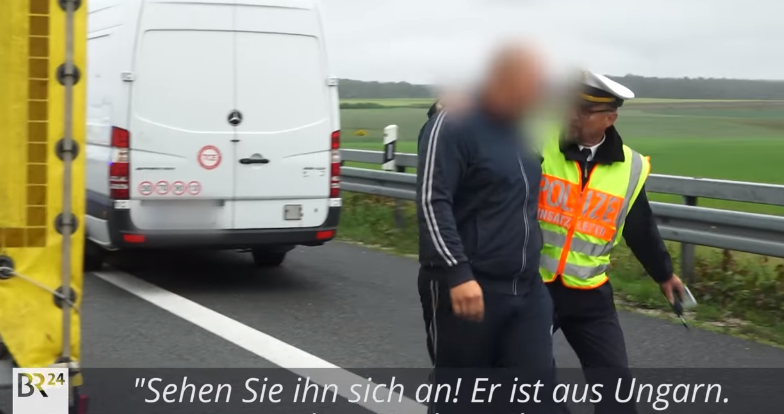 Magyar kamionost tett helyre egy bajor rendőr, mert egy közúti balesetet fotózott 