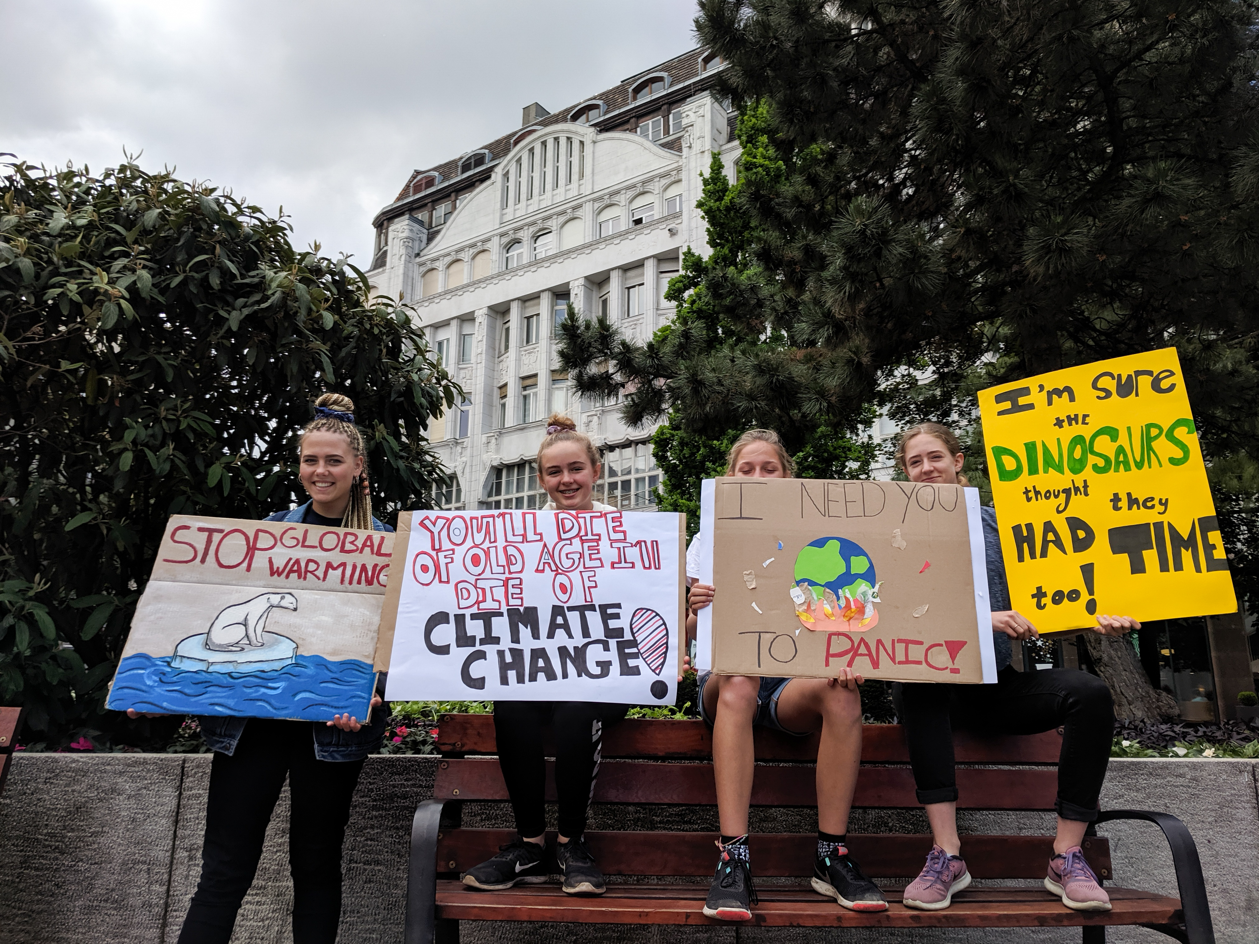 „Az iskolában nem tanítanak a klímaváltozásról” – Budapesten is iskola helyett tüntetnek a diákok