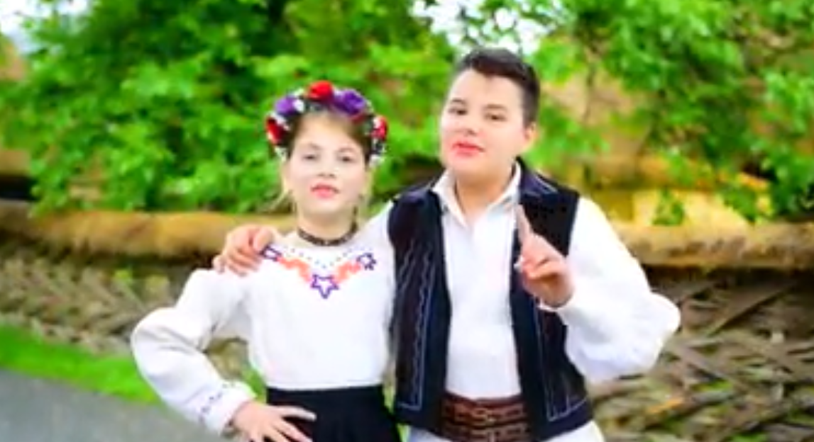 „Én nem akarom Timmermanst” – éneklik népviseletbe öltözött gyerekek a román szocdemek kampányfilmjében 