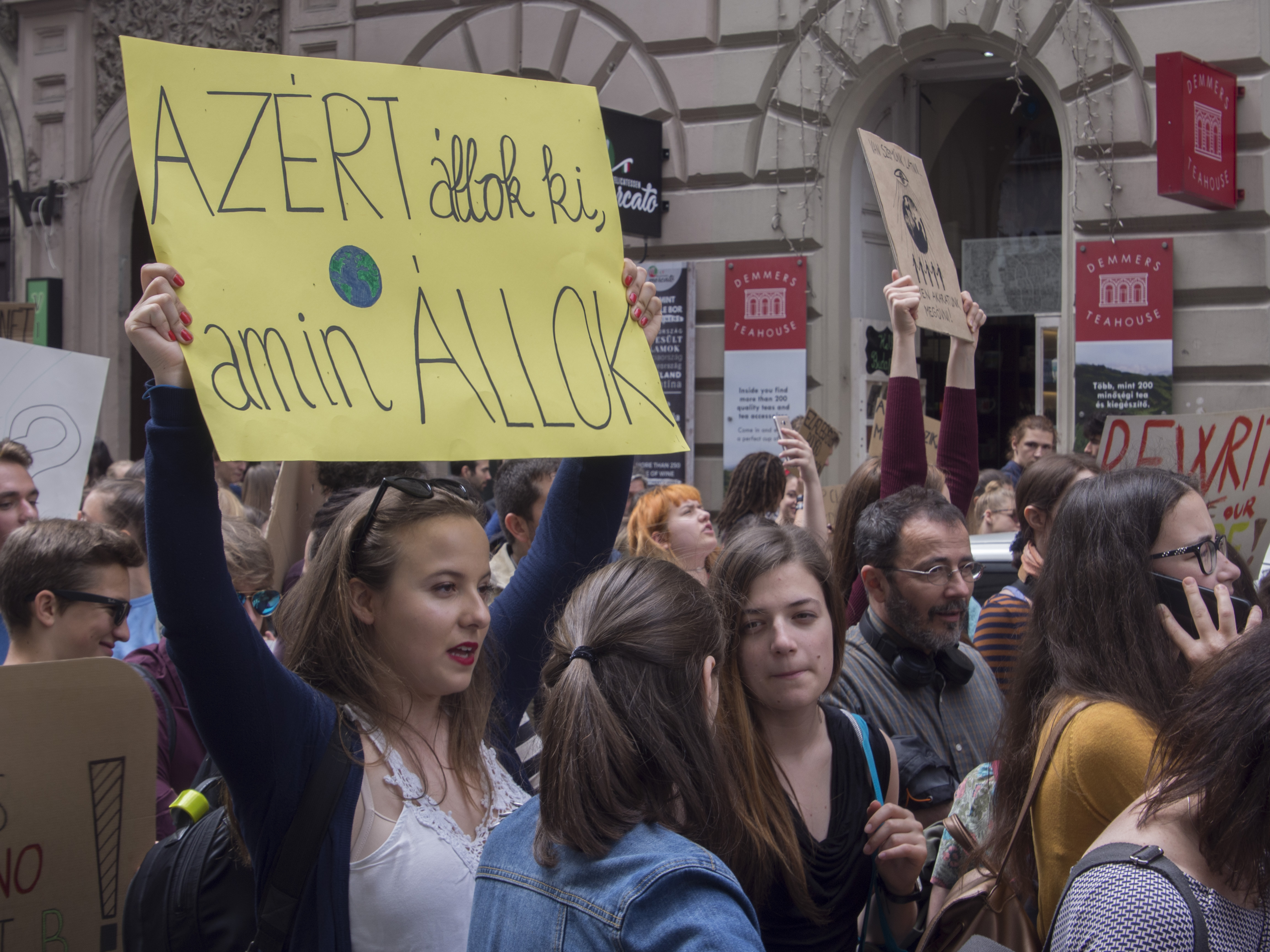 „A klíma változik, mi miért nem?” – A klímáért tüntettek a fiatalok Budapesttől Új-Delhiig