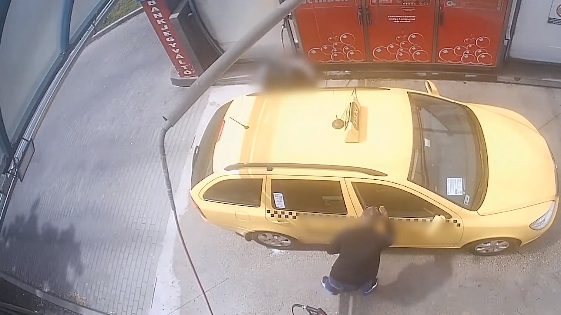 Profi sunnyogó lopott meg egy taxist egy kispesti autómosóban