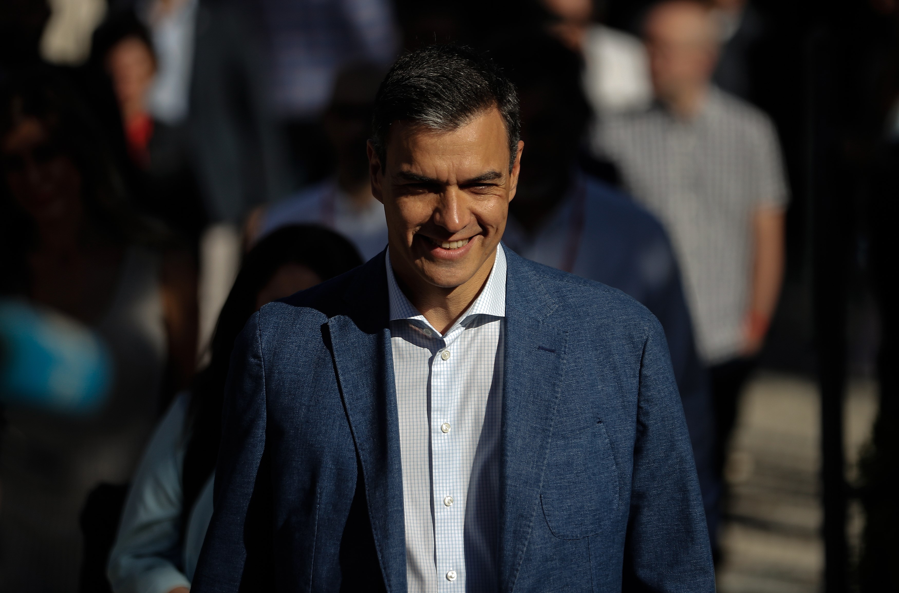 A PSOE-s spanyol miniszterelnök, Pedro Sanchez elhagyja a szavazóhelyet.