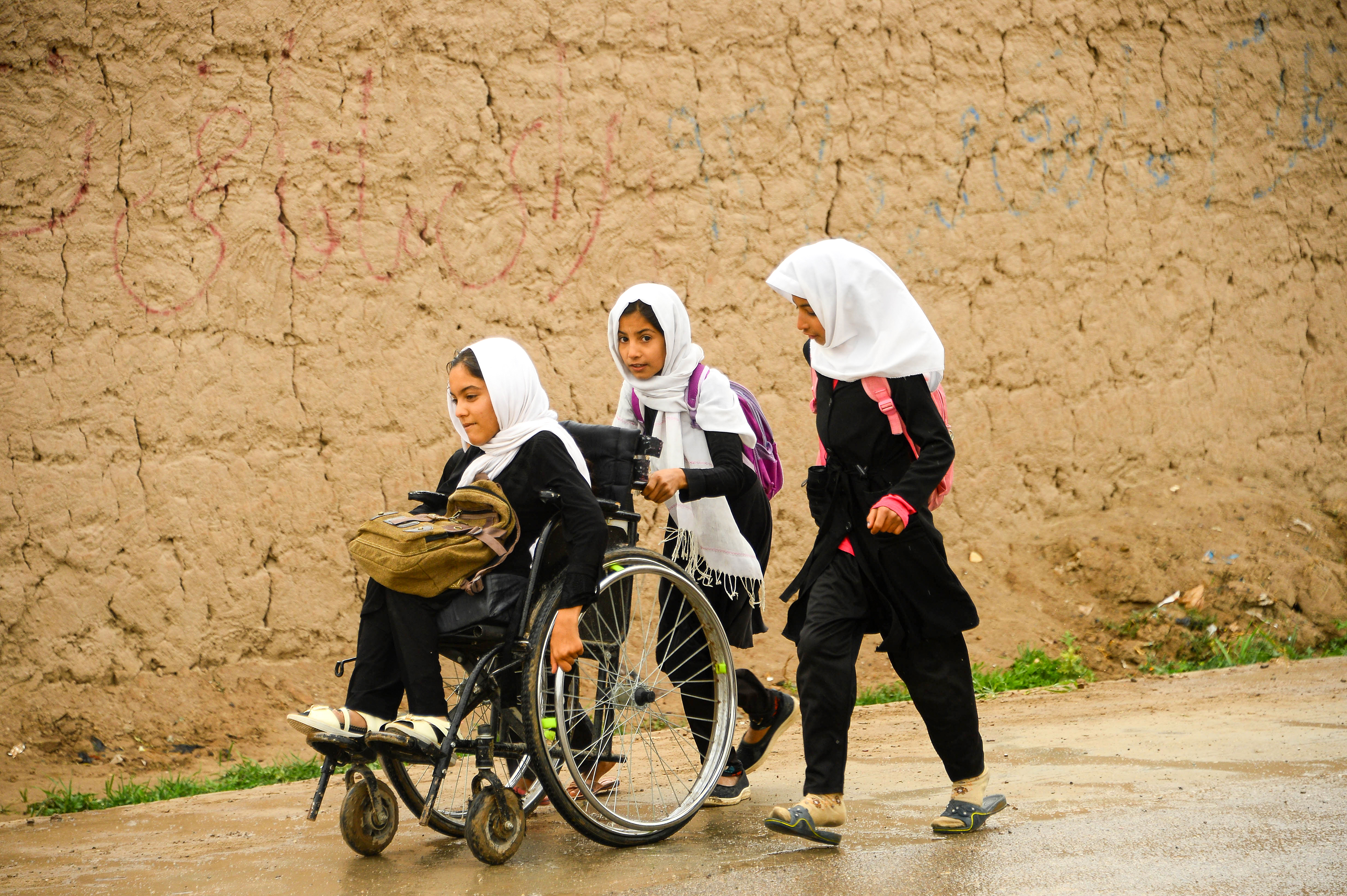 Megengedték a tálibok az afgán lányoknak, hogy érettségizzenek