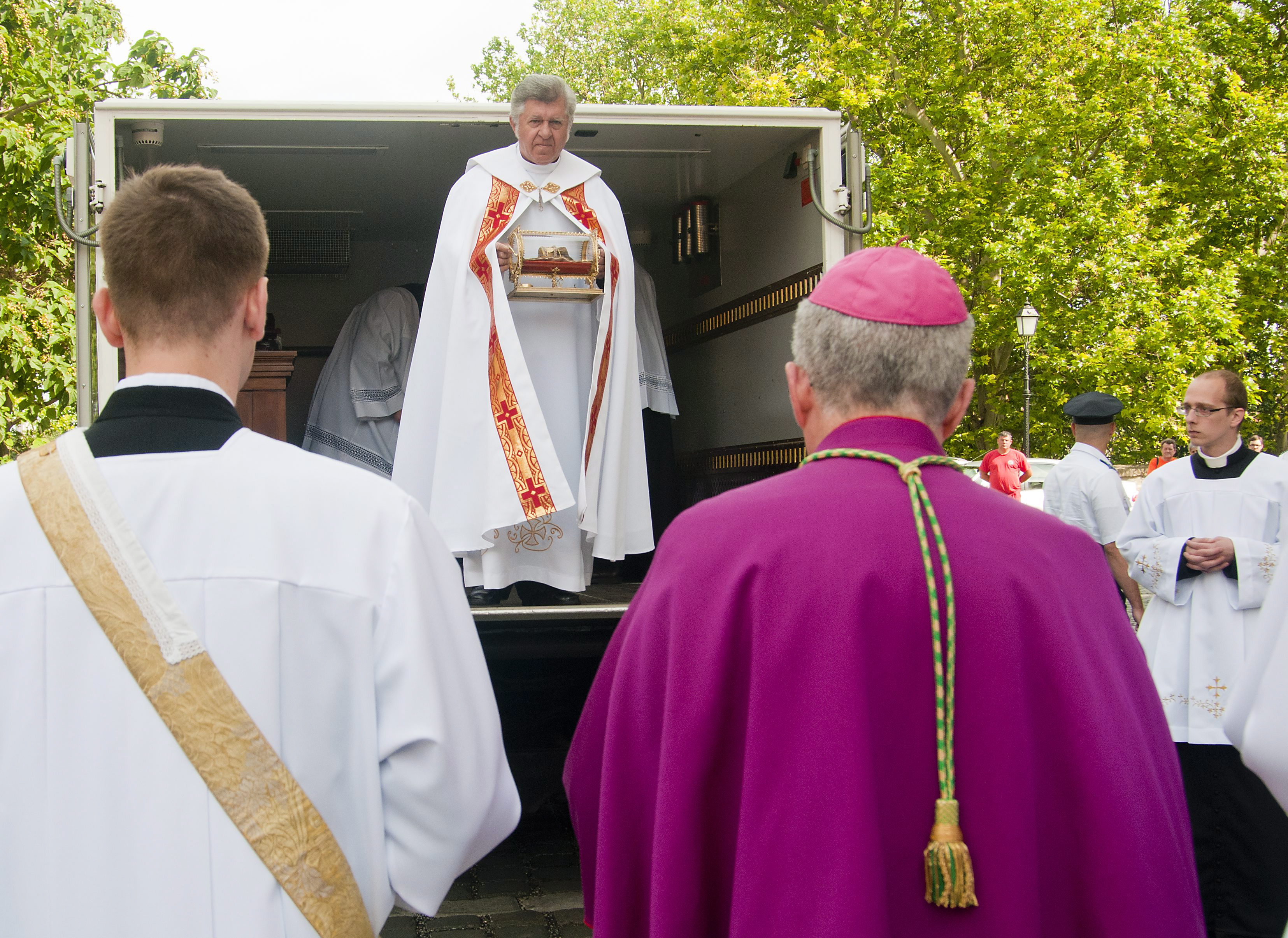 Snell György, a Szent István-bazilika plébánosa emeli ki egy páncélozott járműből a Szent Jobbot a győri bazilika előtt 2012-ben