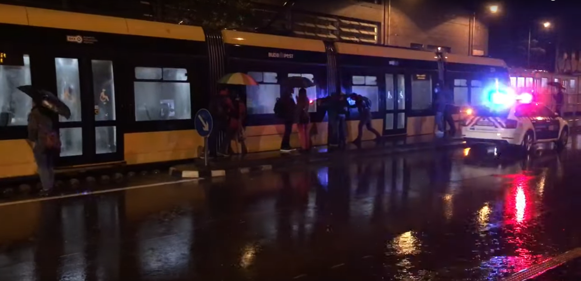 Leúszott a sínekről egy villamos a Fehérvári úton, az utasok próbálták visszalökni