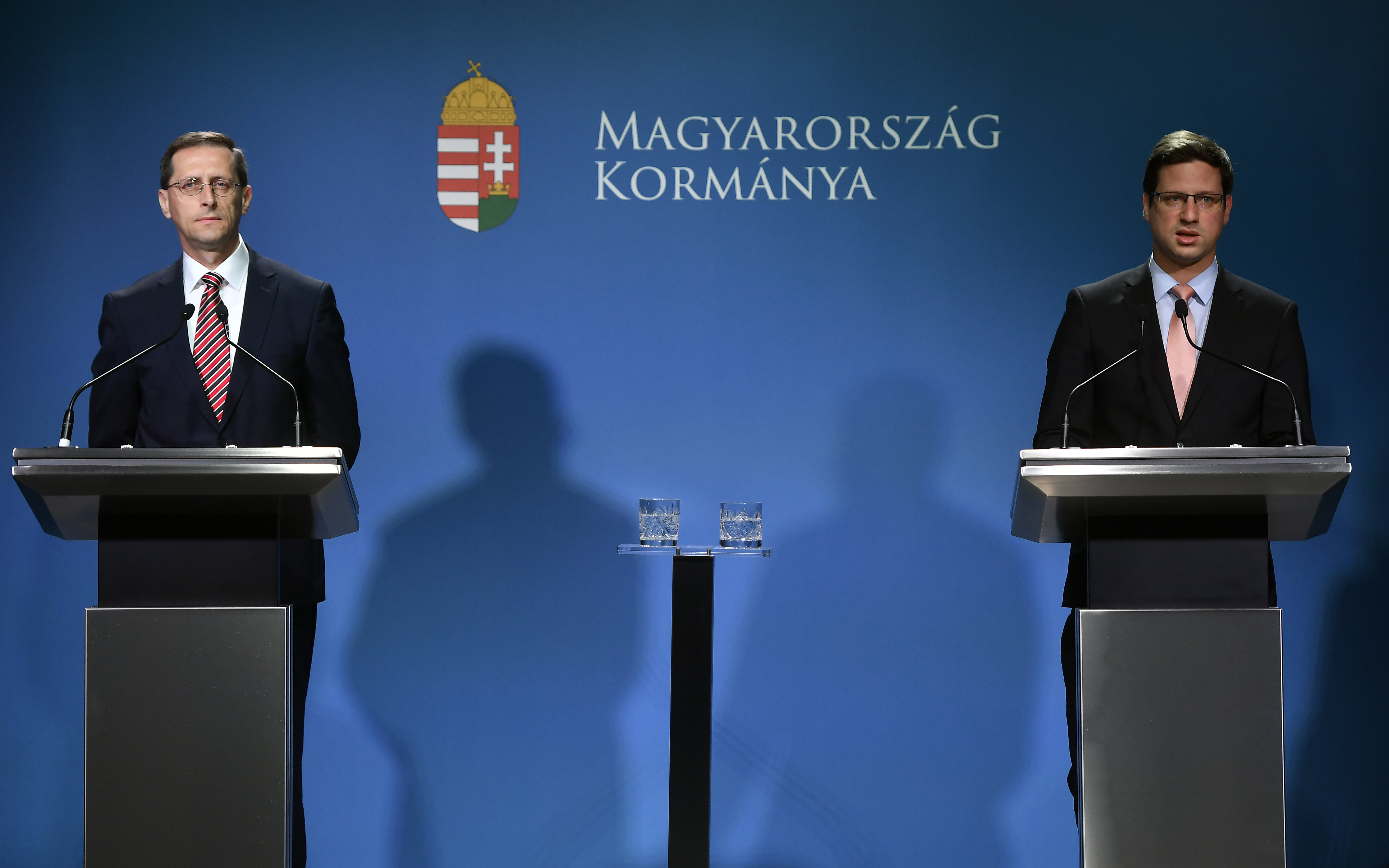 Varga Mihály pénzügyminiszter és Gulyás Gergely, a Miniszterelnökséget vezető miniszter a Kormányinfón