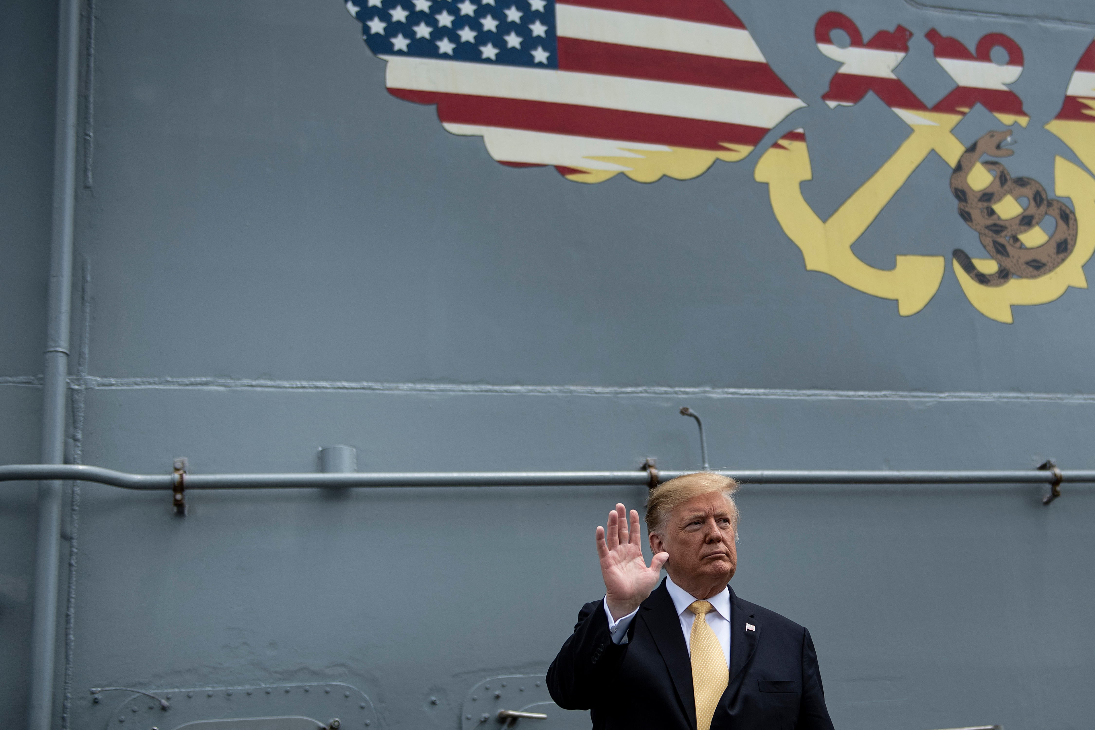 A Fehér Házból kérték a haditengerészetet, hogy ne látszódjon a McCain-ről elnevezett romboló Trump látogatásakor