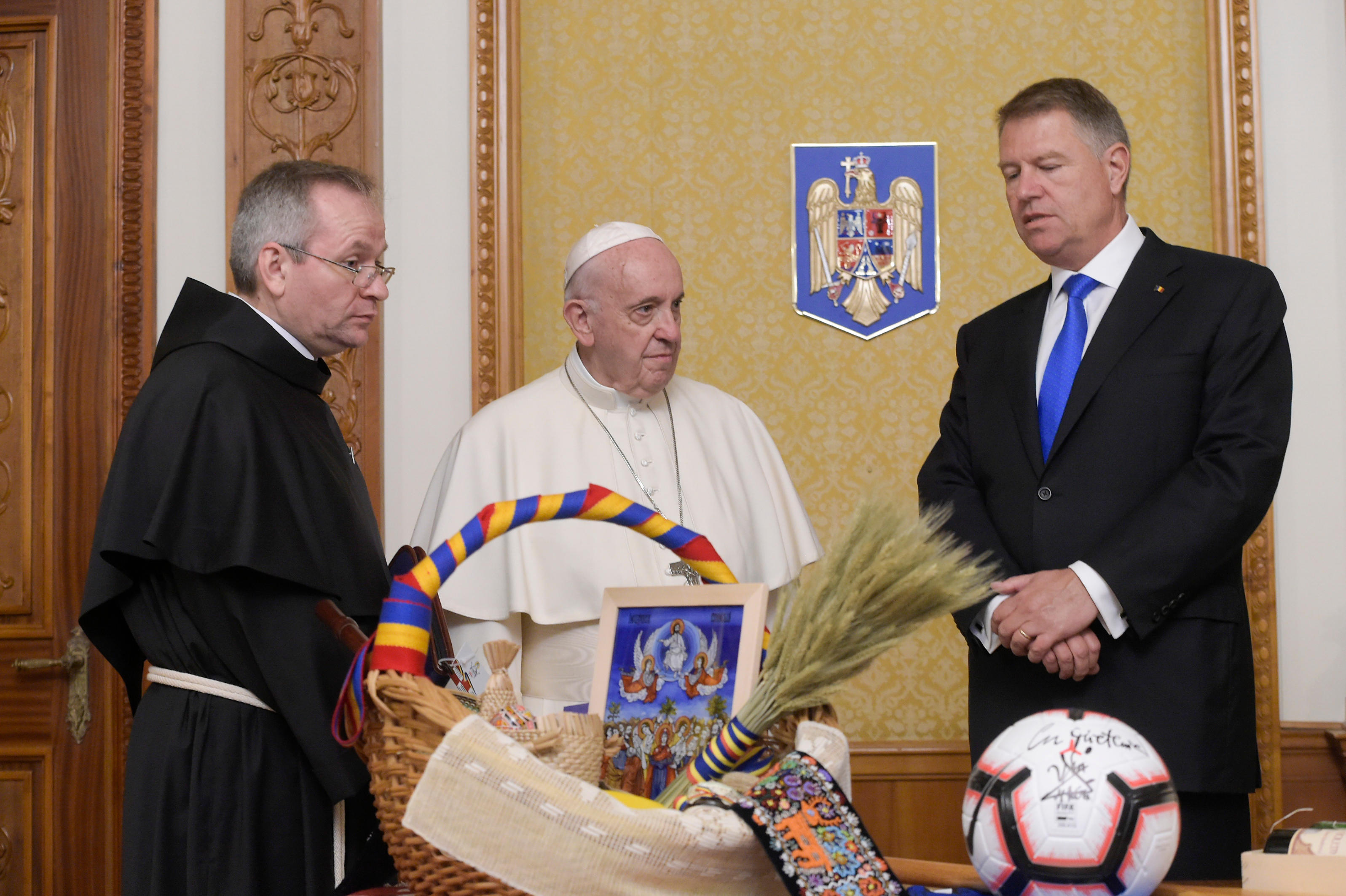 Ajándékcsomaggal várták a pápát Bukarestben