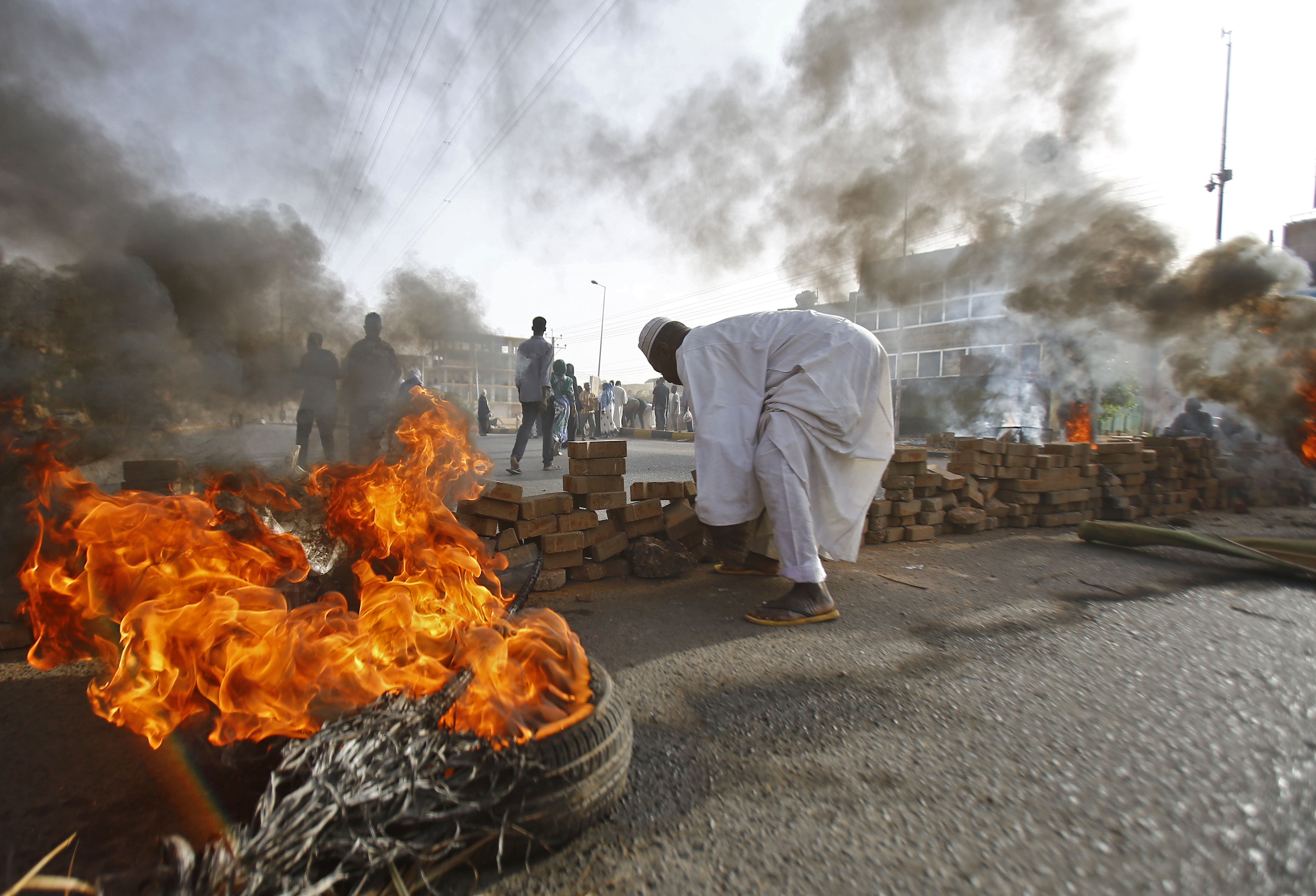 A szudáni hadsereg elkezdte kiszorítani az ülősztrájkolókat