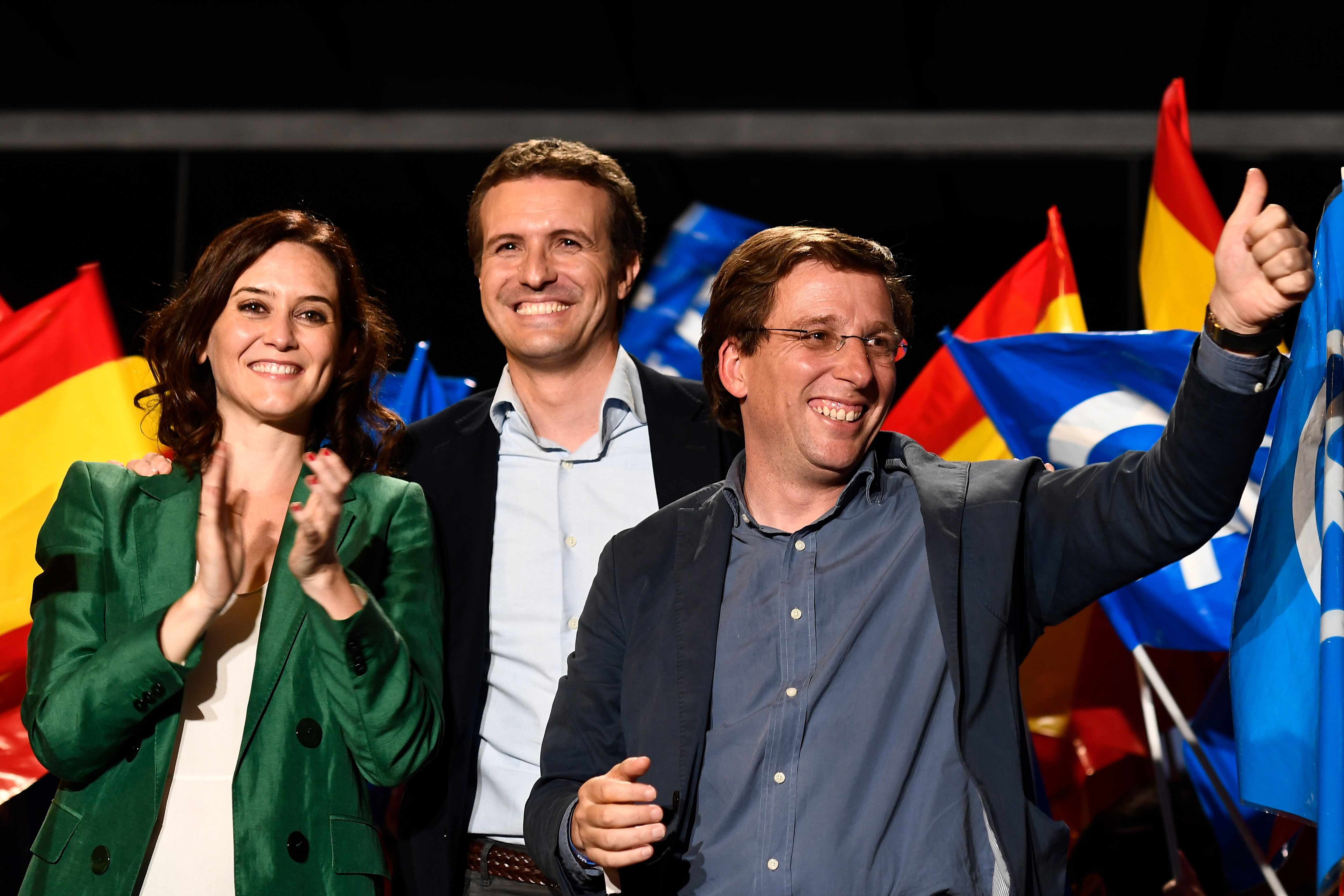 Isabel Díaz Ayuso új madridi tartományi vezető, Pablo Casado Néppárt-elnök és José Luis Martínez-Almeida, Madrid új polgármestere a választási győzelmet ünnepli