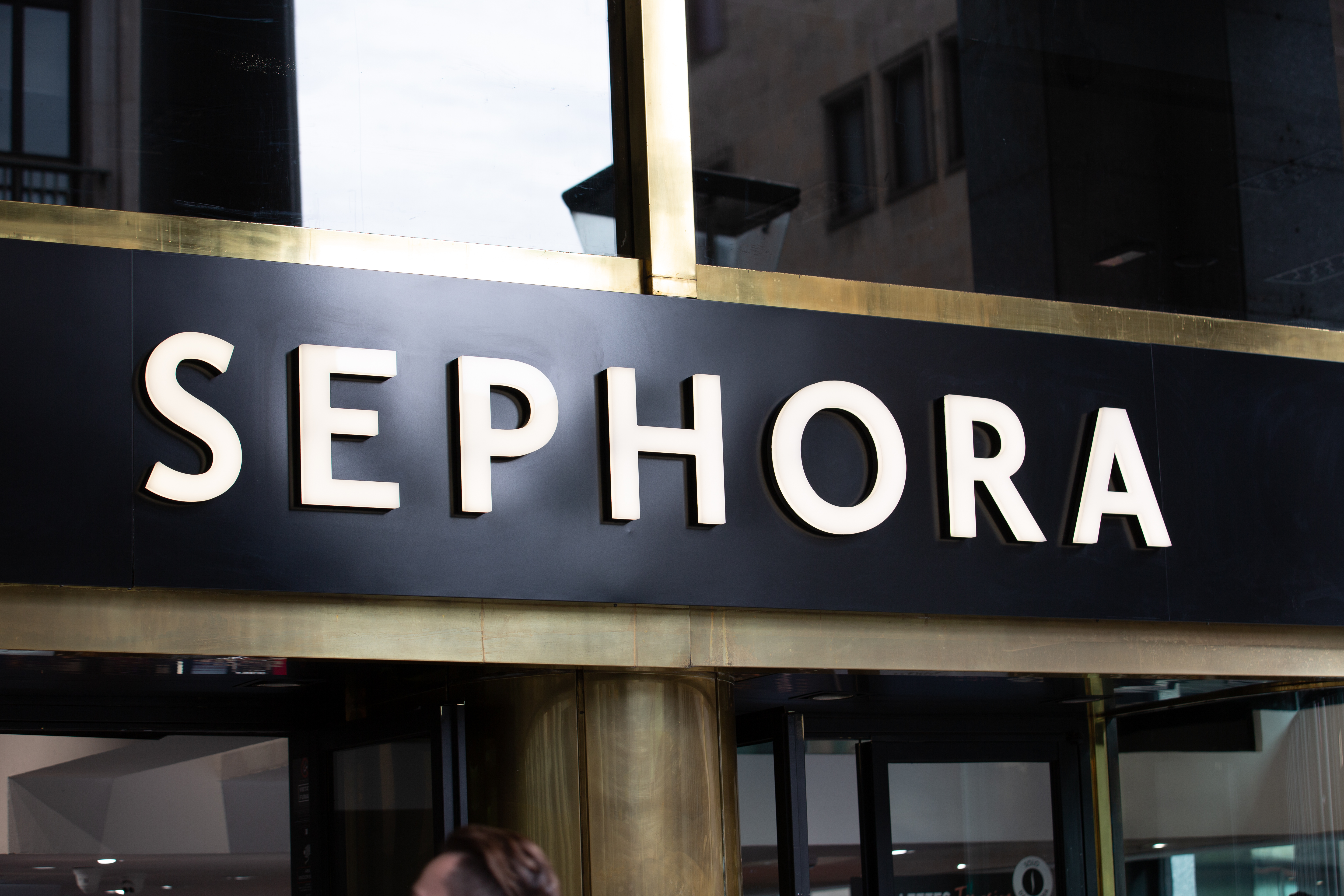 Bezár a Sephora összes amerikai üzlete, mert az alkalmazottakat sokszínűségi képzésre küldik